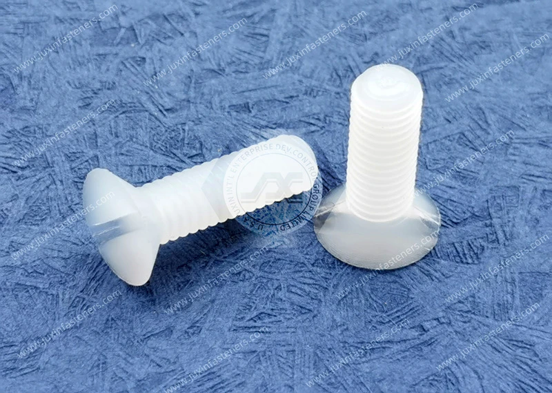 Tornillos de cabeza plana ranurados de nailon m&eacute;trico
