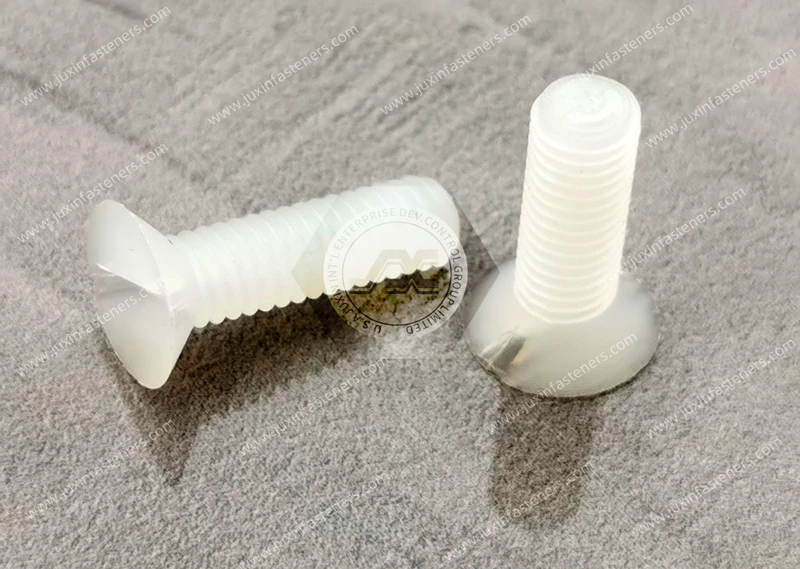 Tornillos de cabeza plana ranurados PVDF