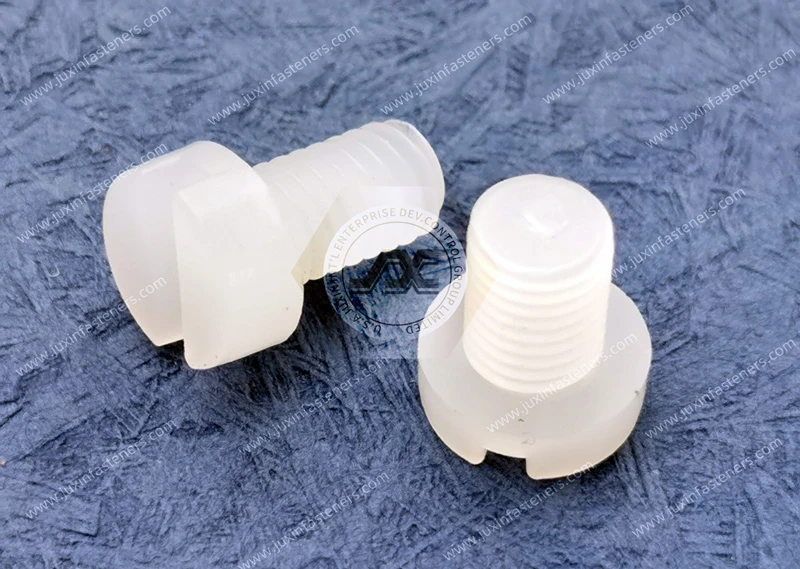 Tornillos ranurados de cabeza de queso estrecha PVDF