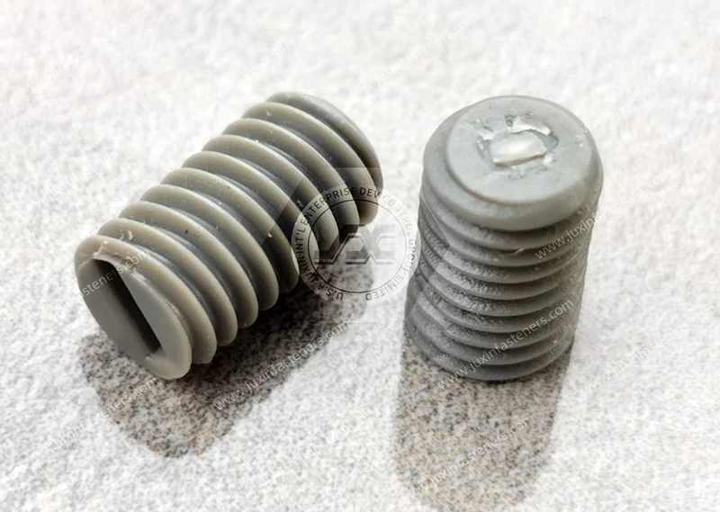 Tornillos de fijaci&oacute;n de punta plana de pl&aacute;stico ranurado m&eacute;trico de PVC