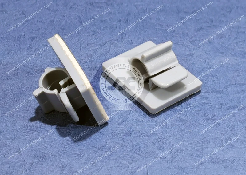 Abrazadera de bloqueo estilo nailon pl&aacute;stico sobre base adhesiva