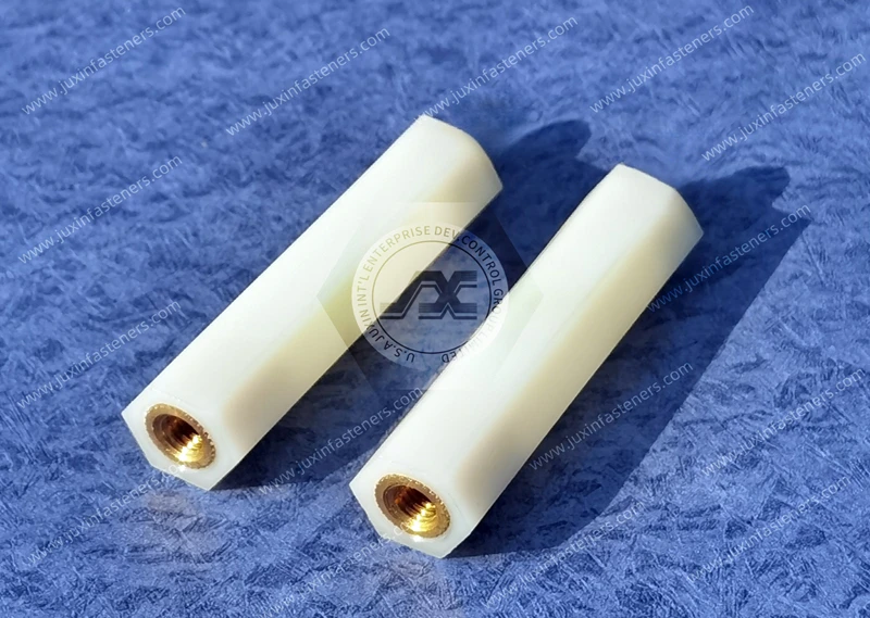 Aisladores hexagonales m&eacute;tricos JX-GNSP-HTS-M4