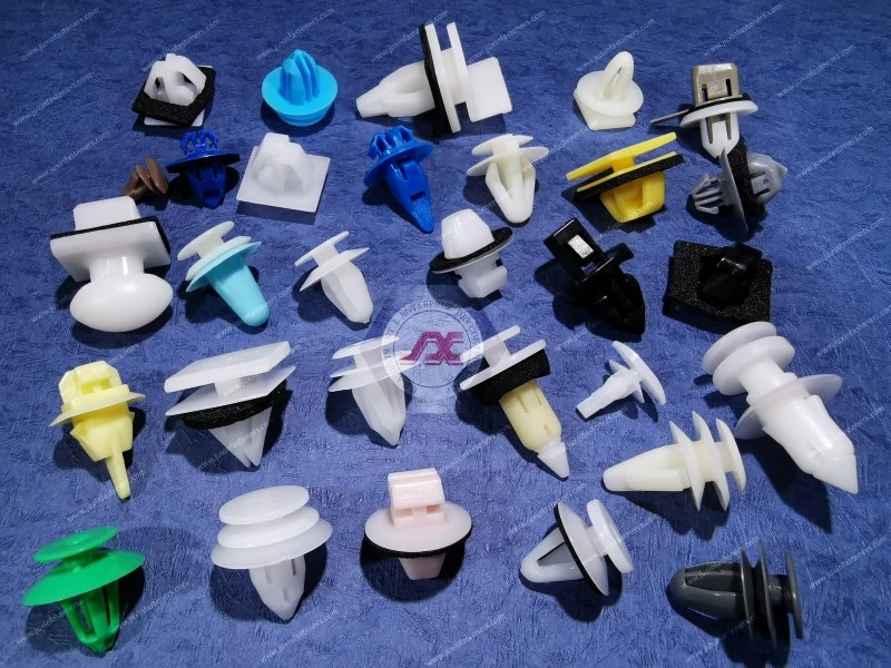 Clips de fijaci&oacute;n para molduras y paneles automotrices