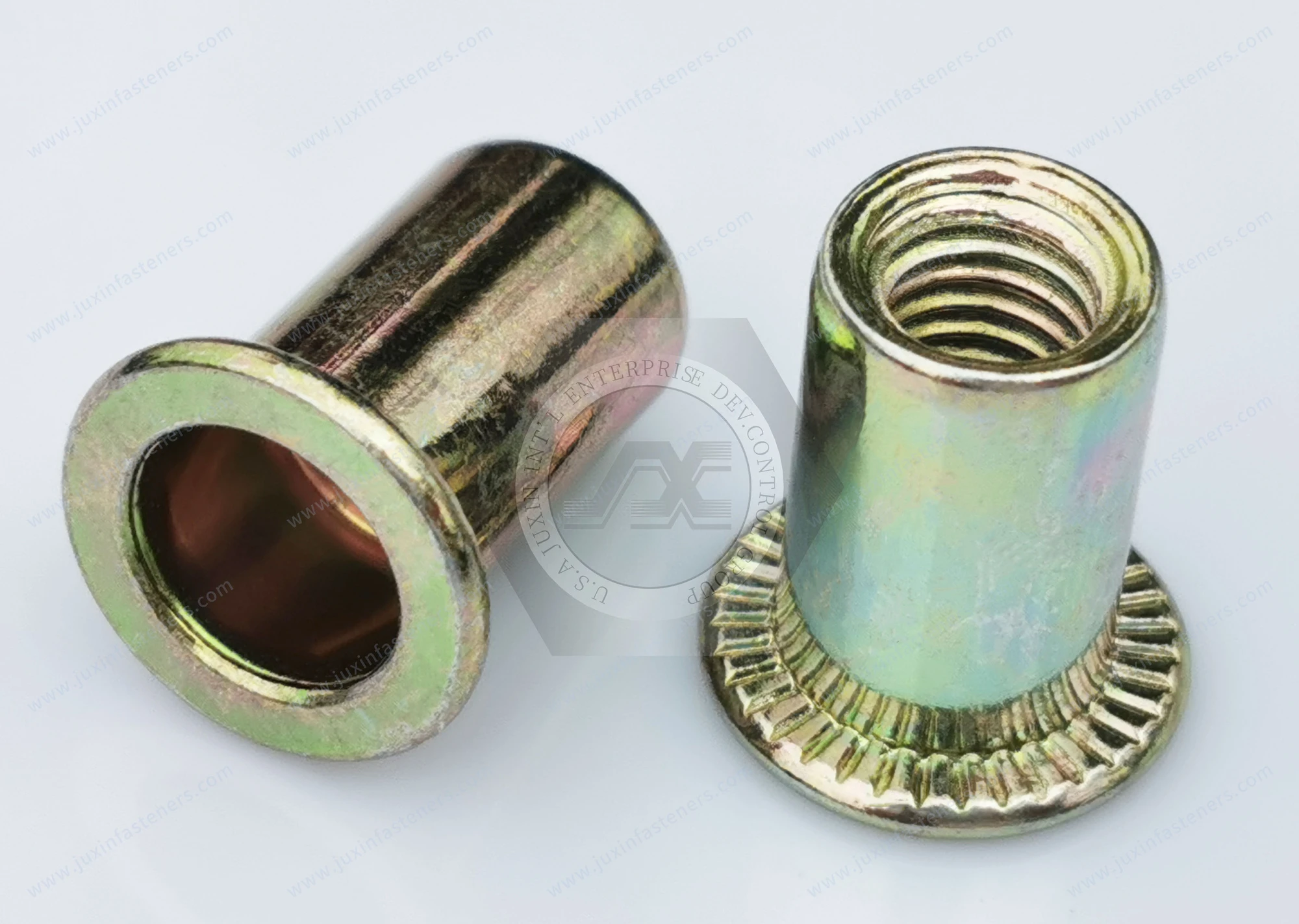 Tuerca remachable de acero, cabeza plana, extremo abierto, cuerpo redondo liso &mdash; zincado de color