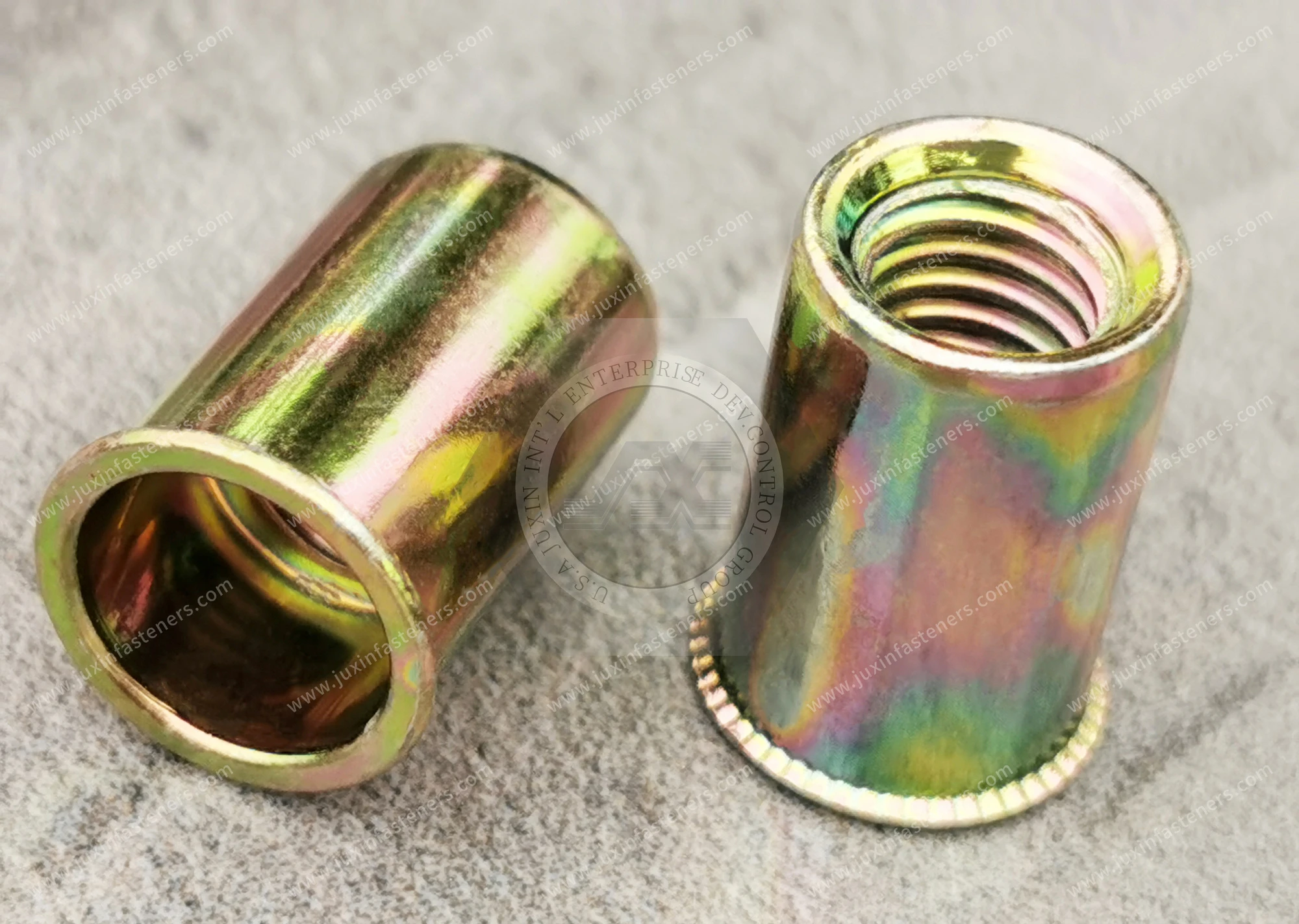 Tuerca remachable de acero, cabeza reducida, extremo abierto, cuerpo redondo liso &mdash; zincado de color