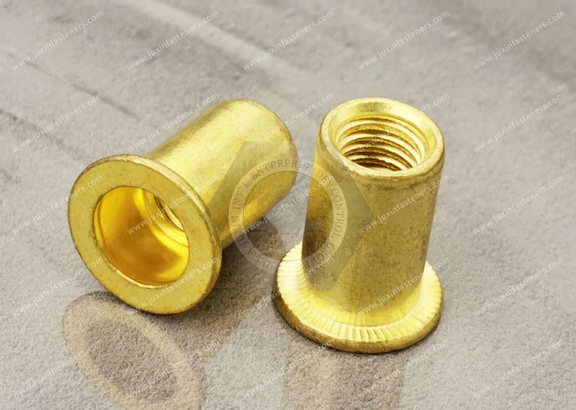 Tuerca remachable de lat&oacute;n, cabeza plana, extremo abierto, cuerpo redondo liso
