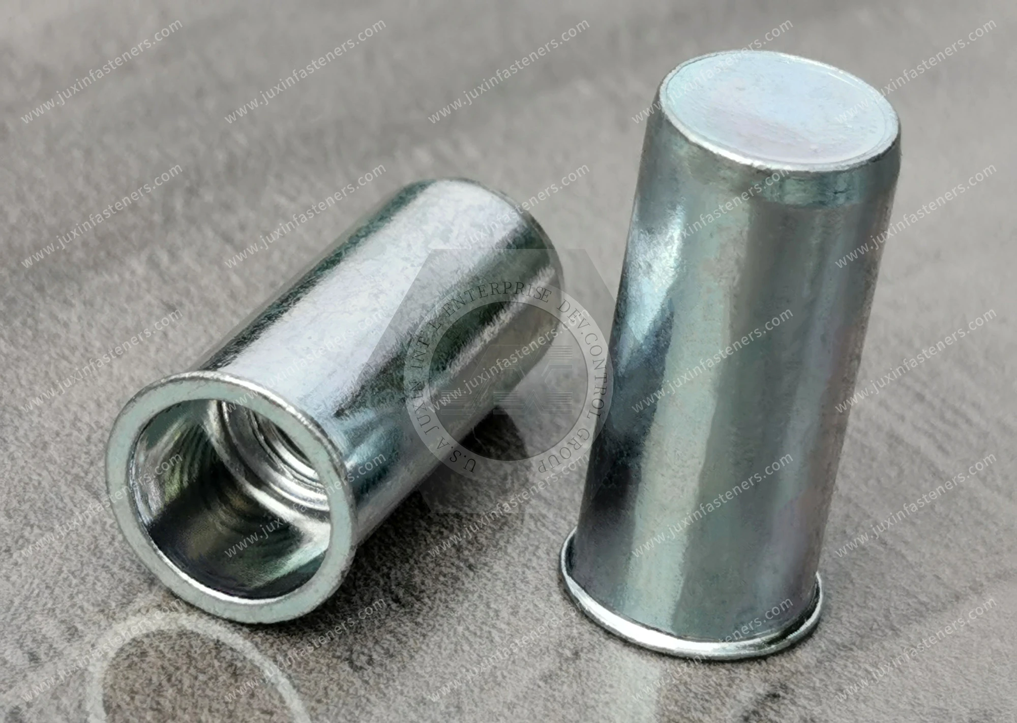 Tuerca remachable de acero, cabeza reducida, extremo cerrado, cuerpo redondo liso &mdash; zincado azul
