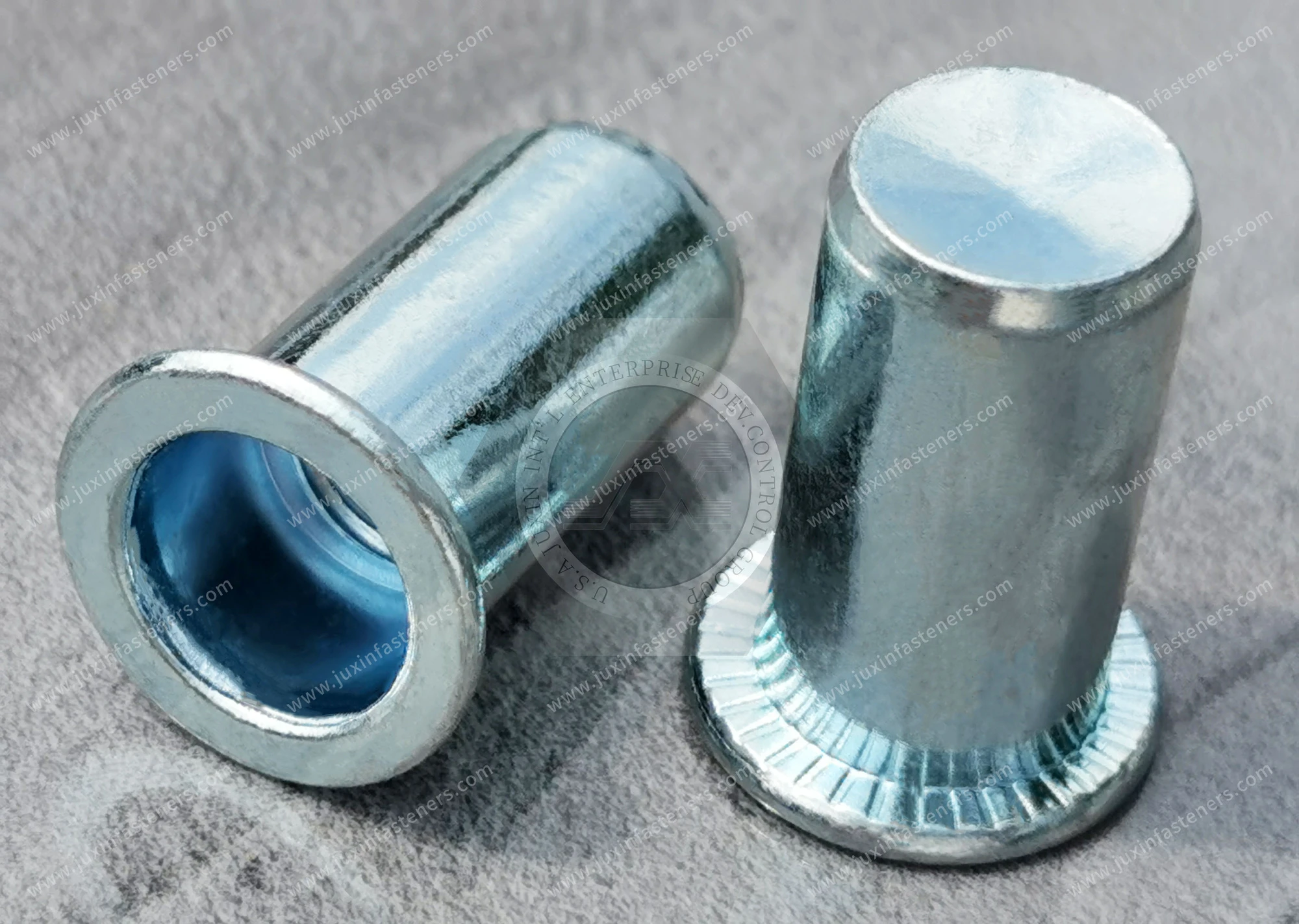 Tuerca remachable de acero, cabeza plana, extremo cerrado, cuerpo redondo liso &mdash; zincado azul
