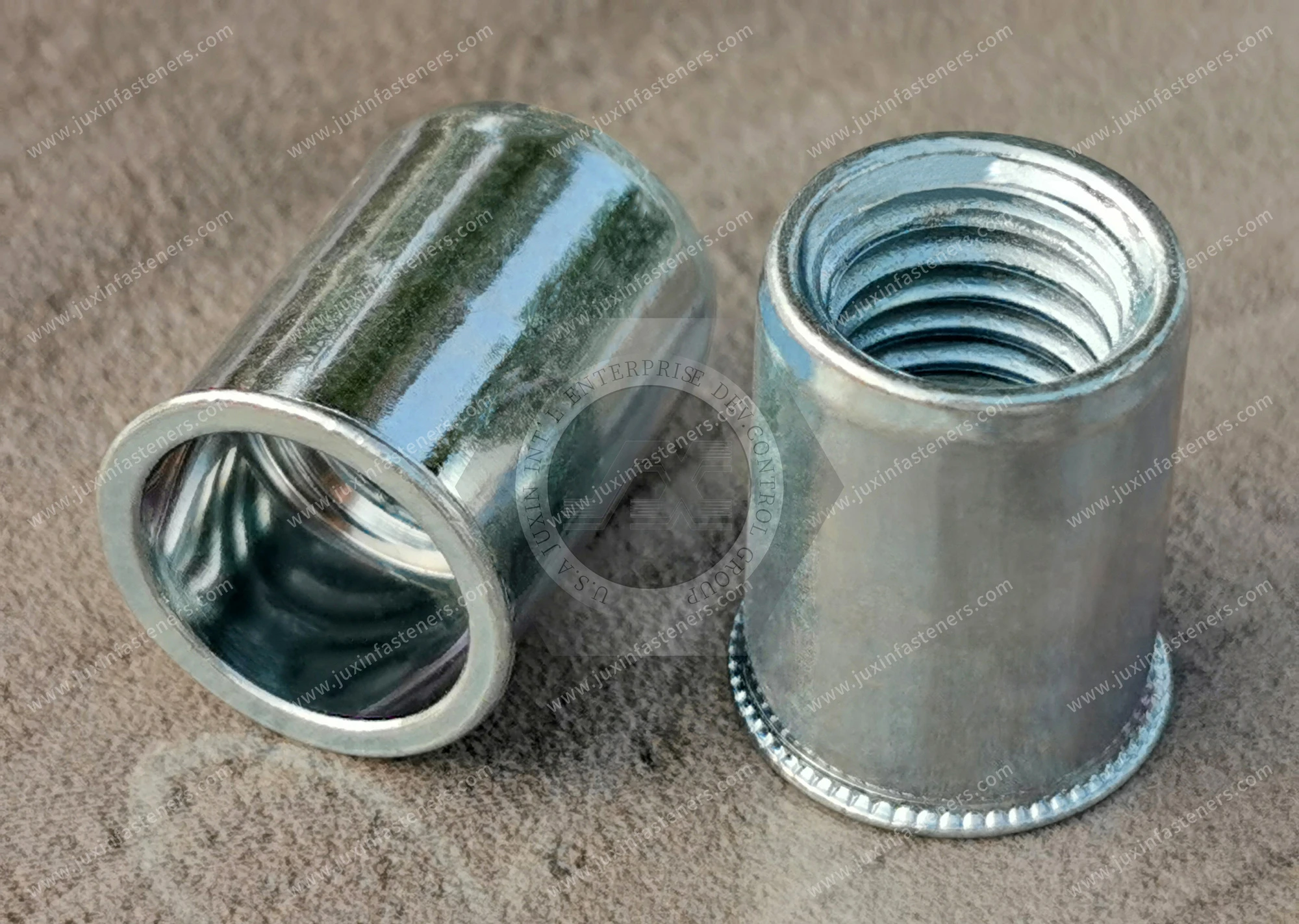 Tuerca remachable de acero, cabeza reducida, extremo abierto, cuerpo redondo liso &mdash; zincado azul