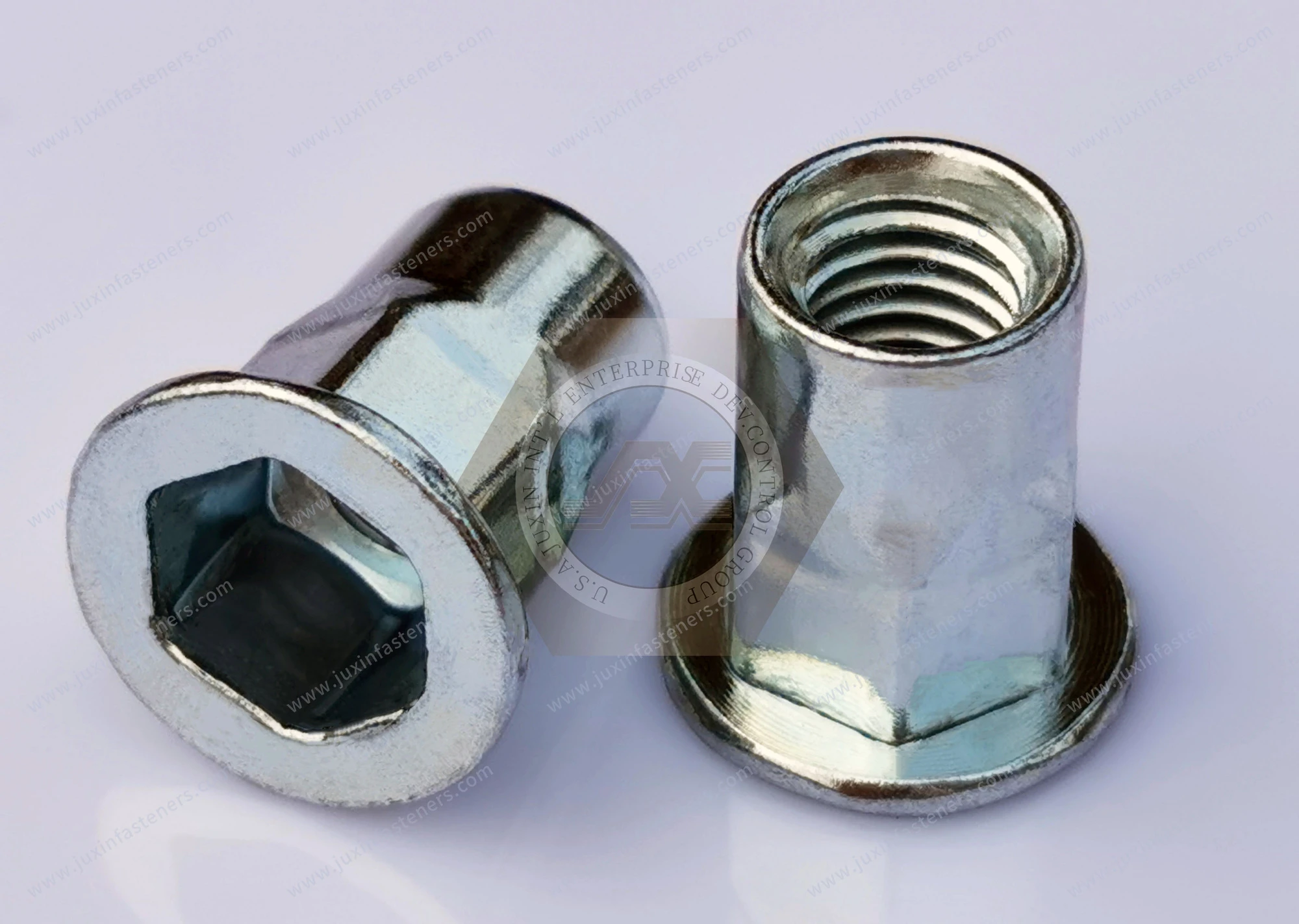 Tuerca remachable de acero, cabeza plana, extremo abierto, cuerpo semihexagonal (perfil interior y exterior) (rosca en pulgadas) &mdash; zincado azul