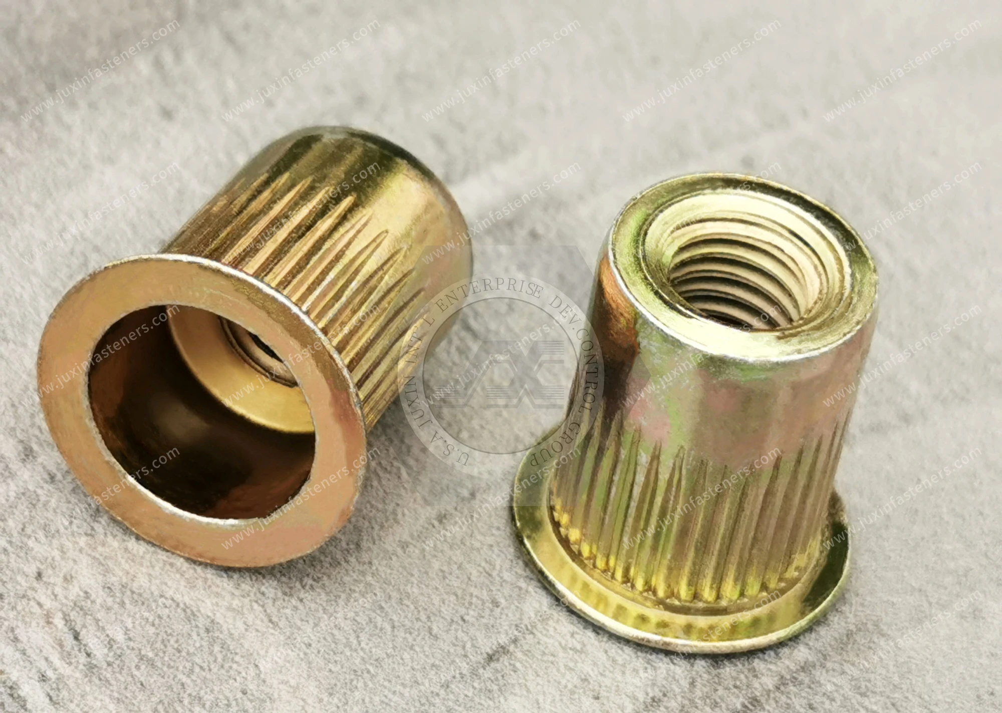 Tuerca remachable de acero, cabeza plana, extremo abierto, cuerpo redondo moleteado (rosca en pulgadas) &mdash; zincado de color