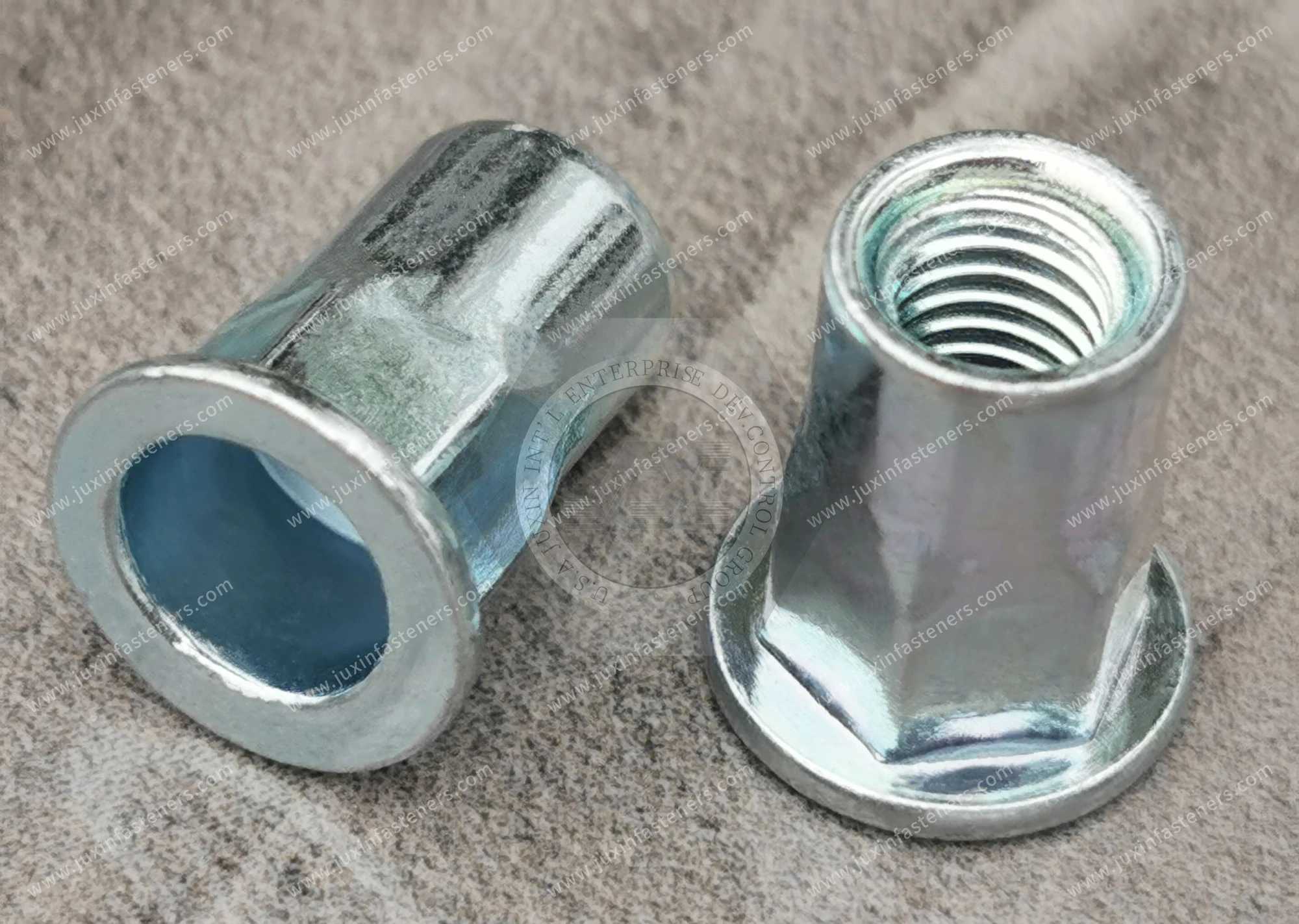 Tuerca remachable de acero, cabeza plana, extremo abierto, cuerpo parcialmente hexagonal &mdash; zincado azul
