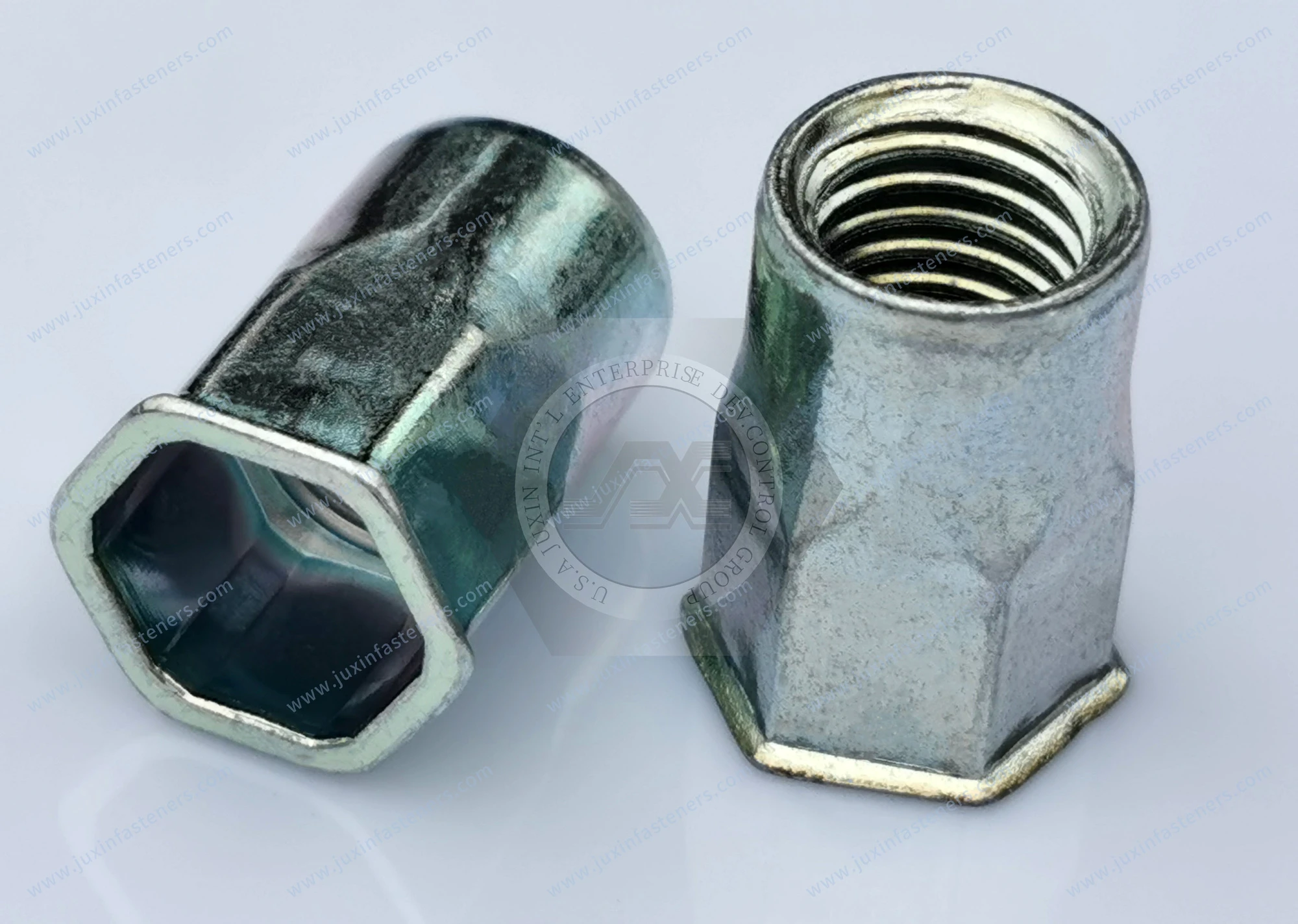 Tuerca remachable de acero, cabeza reducida, extremo abierto, cuerpo semihexagonal (perfil interior y exterior) &mdash; zincado azul