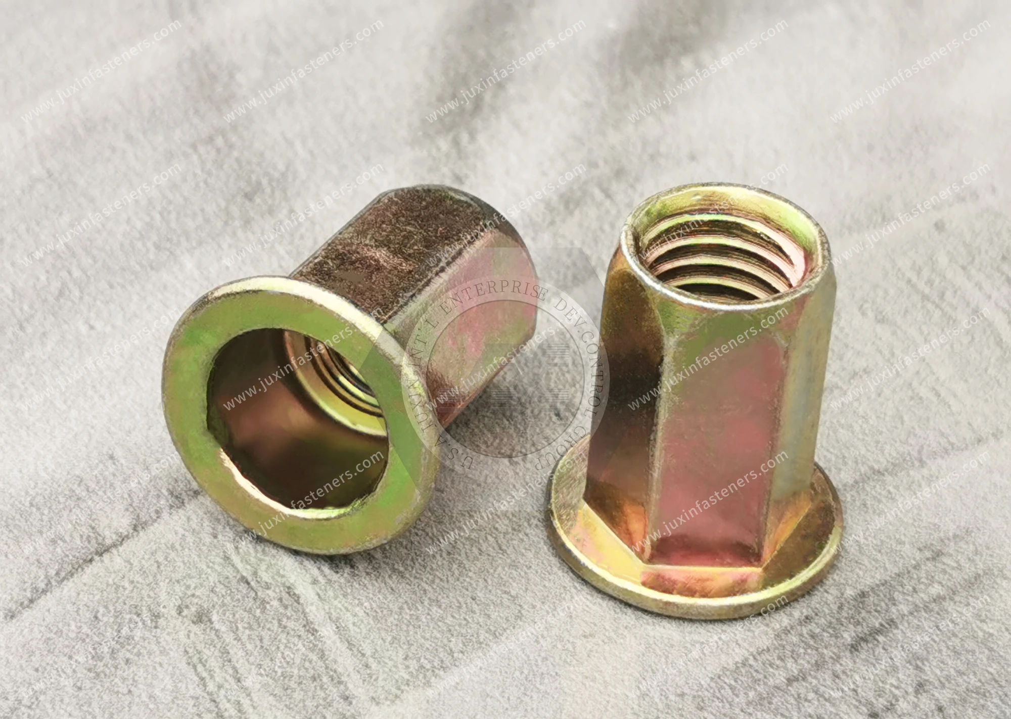 Tuerca remachable de acero, cabeza plana, extremo abierto, cuerpo hexagonal completo (tipo A) &mdash; zincado de color