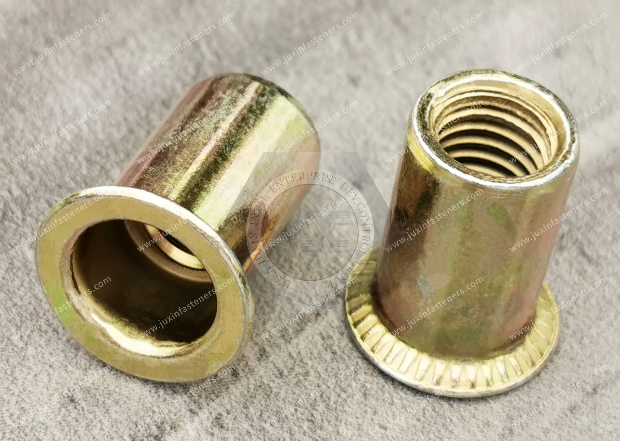 Tuerca remachable de acero, cabeza avellanada, extremo abierto, cuerpo redondo liso &mdash; zincado de color