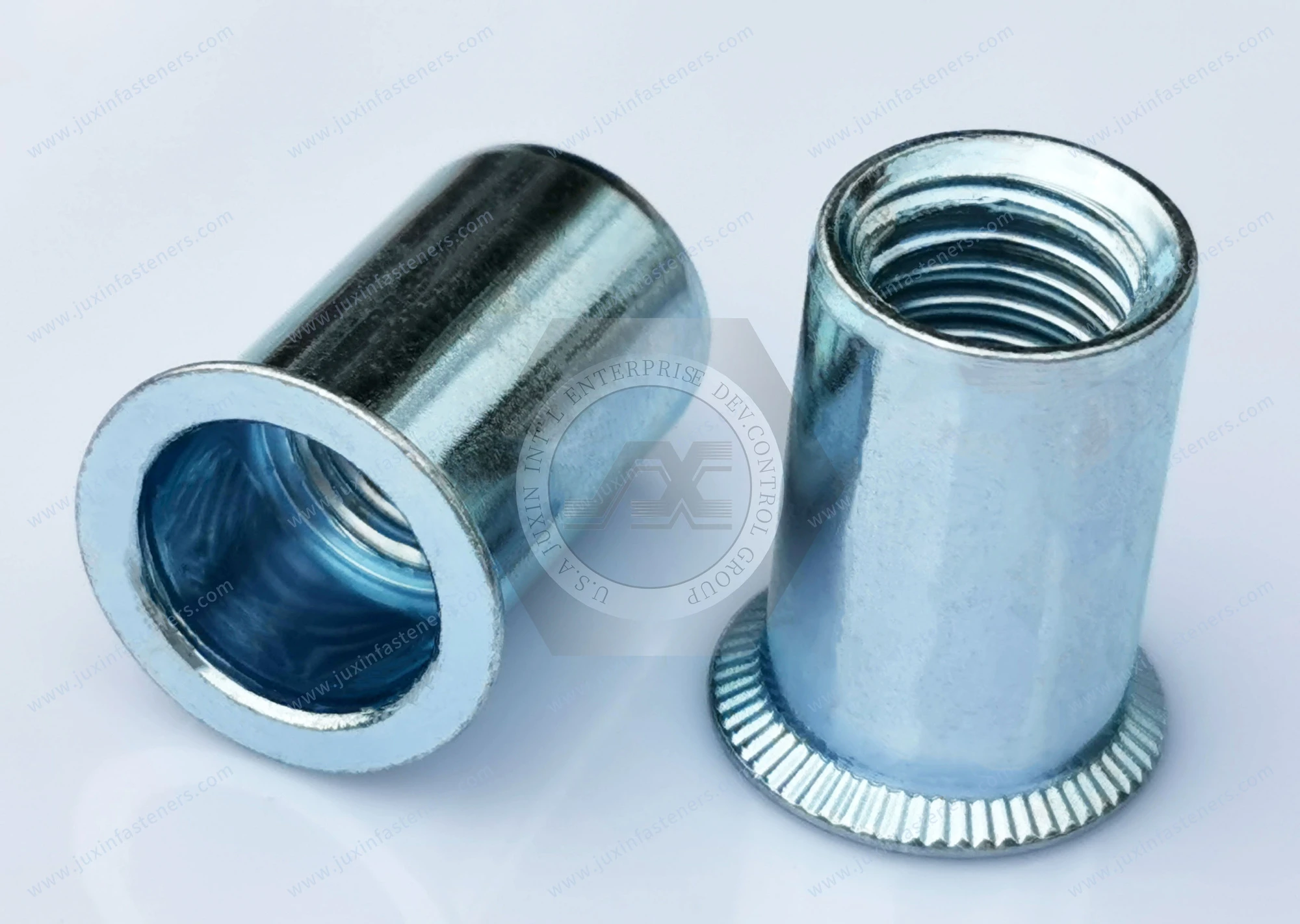 Tuerca remachable de acero, cabeza avellanada, extremo abierto, cuerpo redondo liso &mdash; zincado azul-blanco