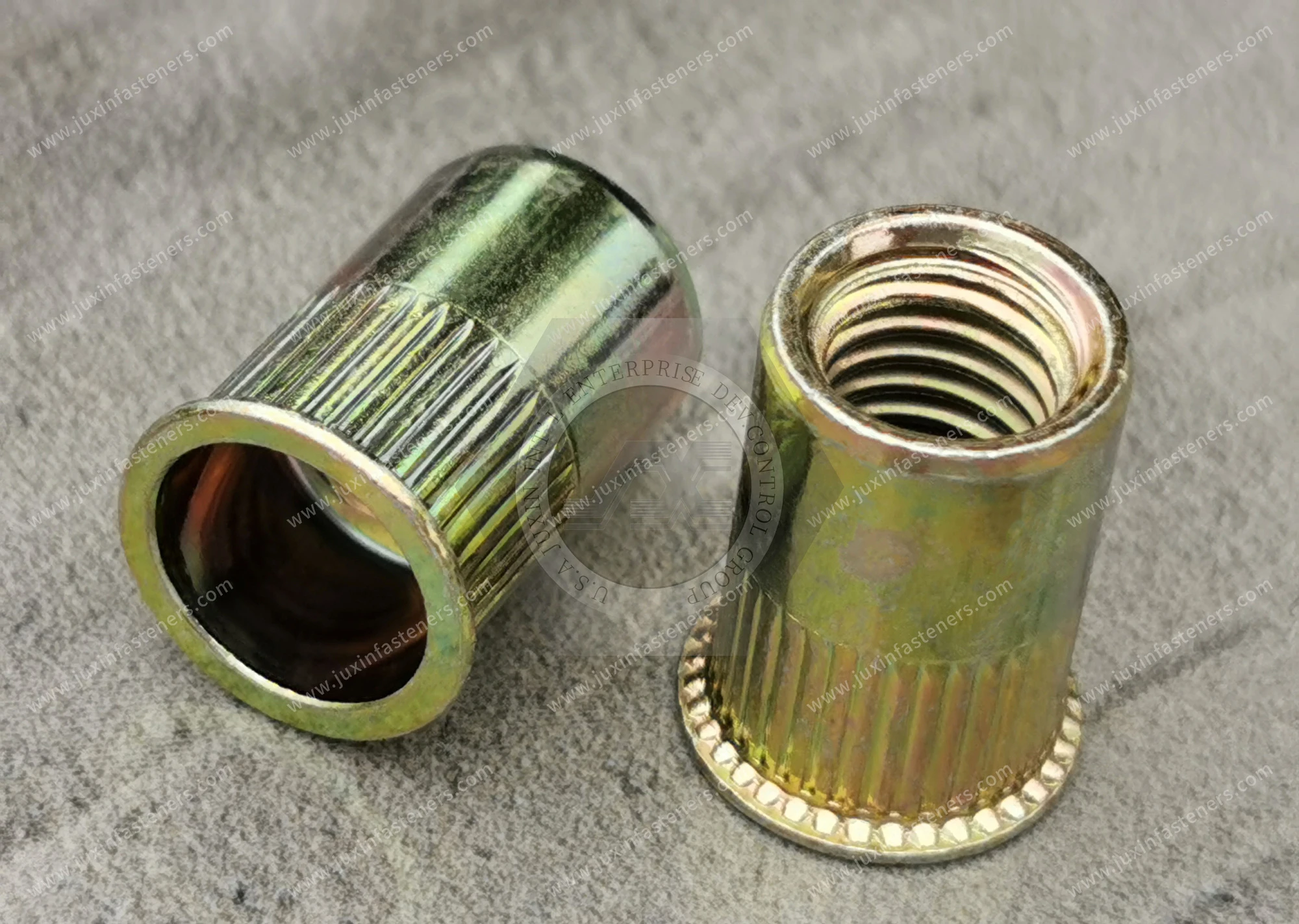 Tuerca remachable de acero, cabeza reducida, extremo abierto, cuerpo redondo moleteado &mdash; zincado de color