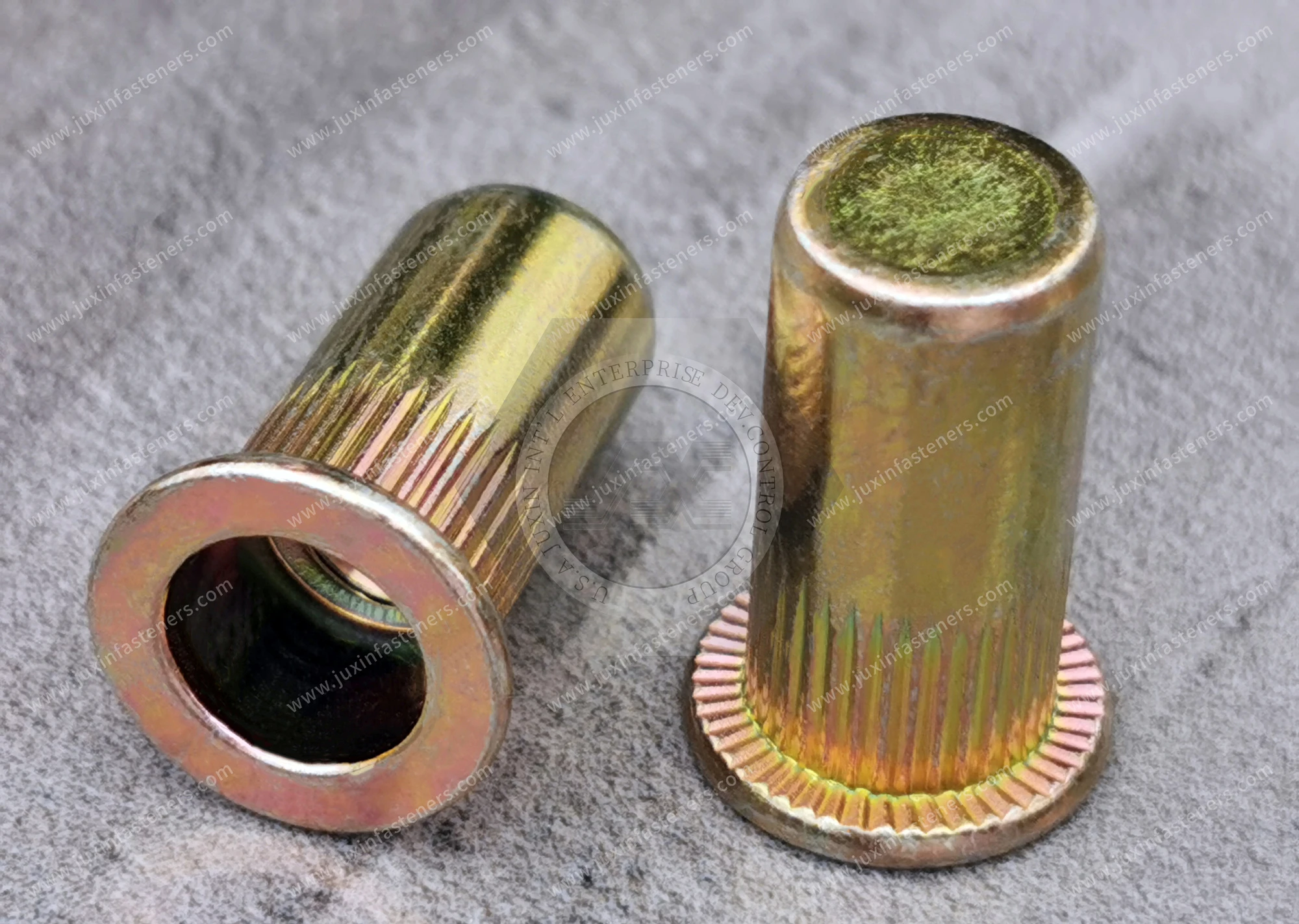 Tuerca remachable de acero, cabeza plana, extremo cerrado, cuerpo redondo moleteado &mdash; zincado de color