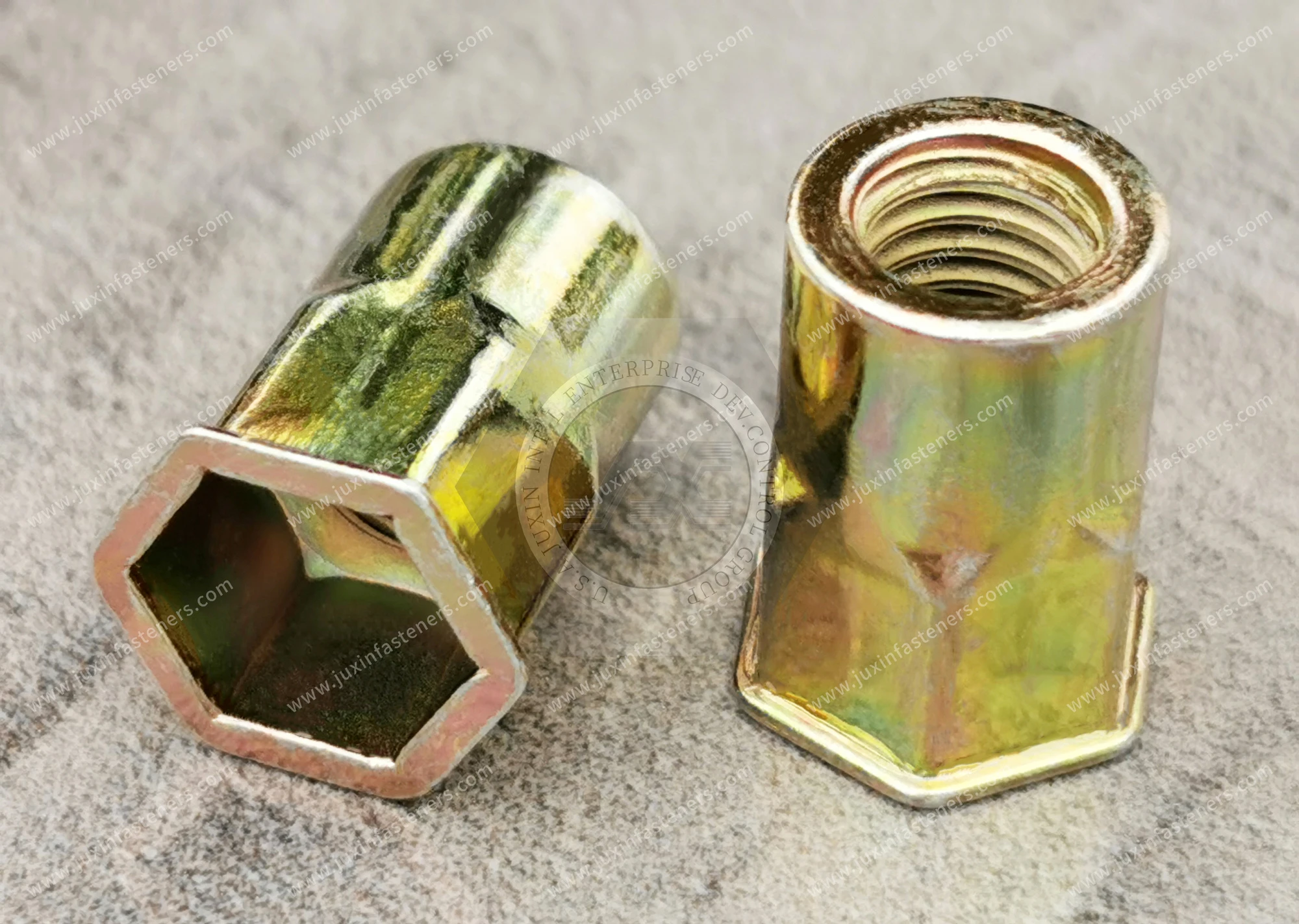 Tuerca remachable de acero, cabeza reducida, extremo abierto, cuerpo semihexagonal (perfil interior y exterior) &mdash; zincado de color