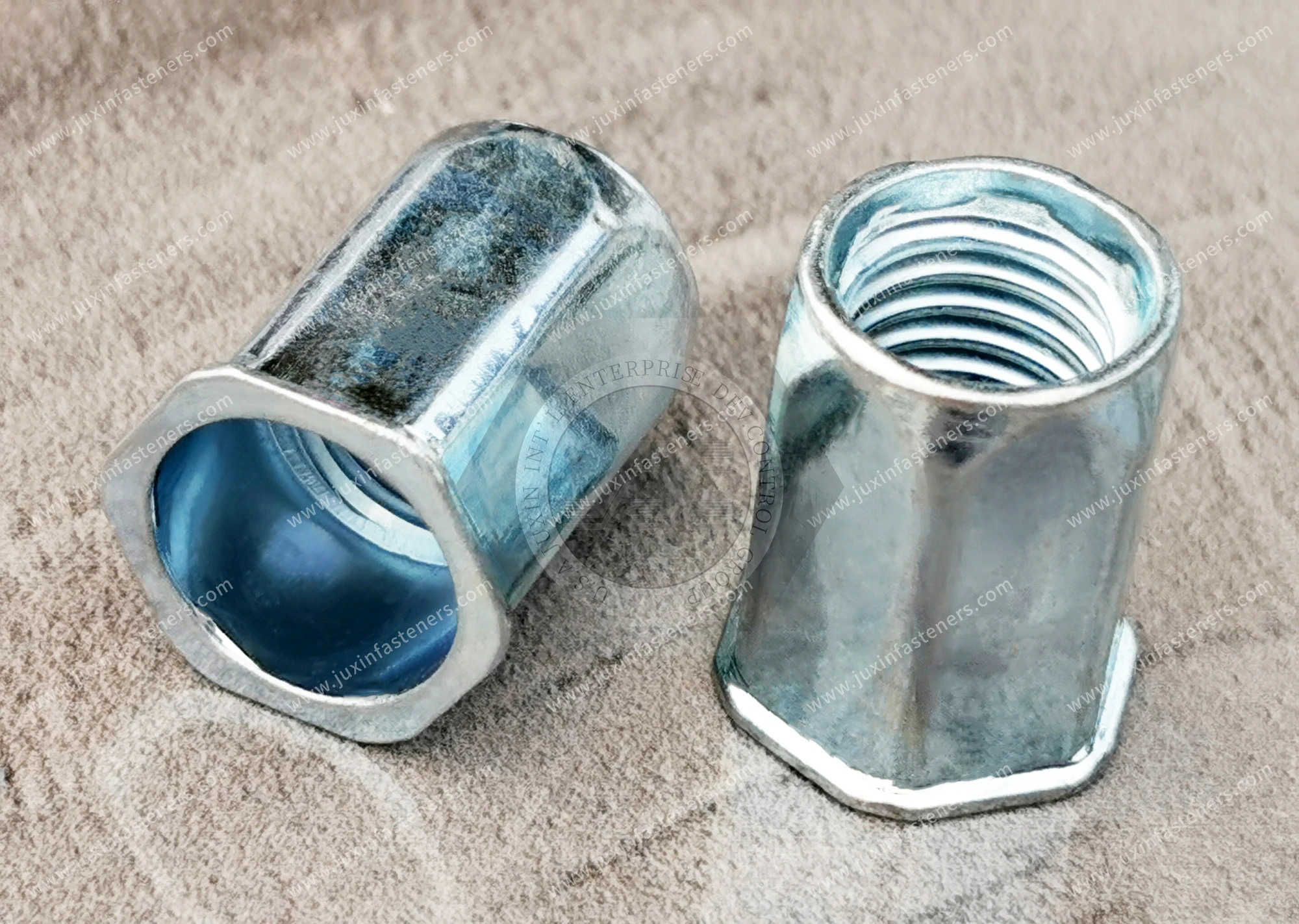 Tuerca remachable de acero, cabeza reducida, extremo abierto, cuerpo hexagonal completo &mdash; zincado azul