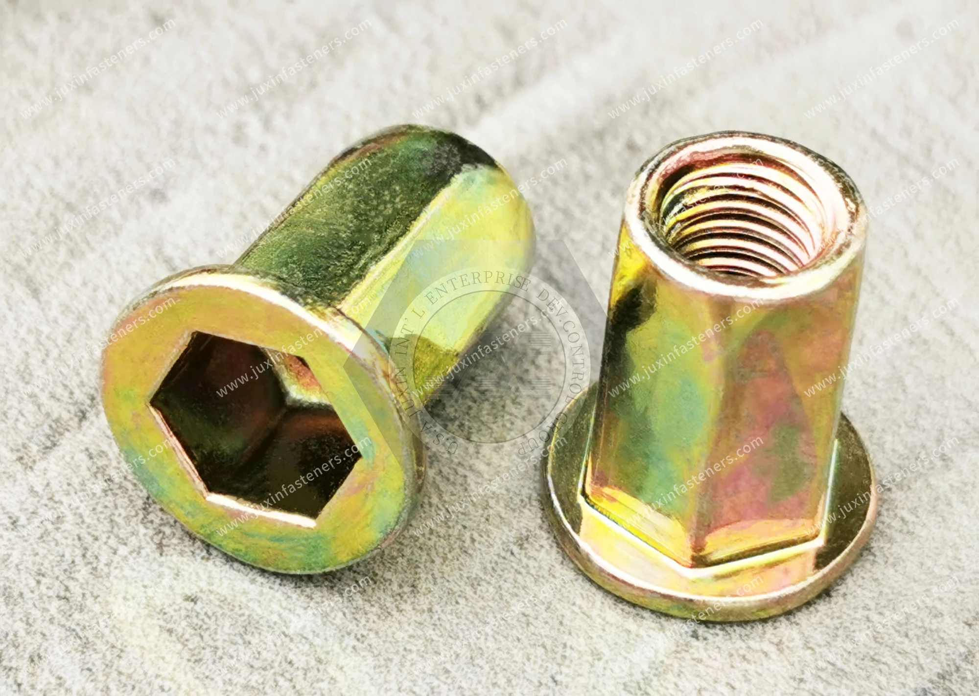 Tuerca remachable de acero, cabeza plana, extremo abierto, cuerpo hexagonal completo (tipo B) &mdash; zincado de color