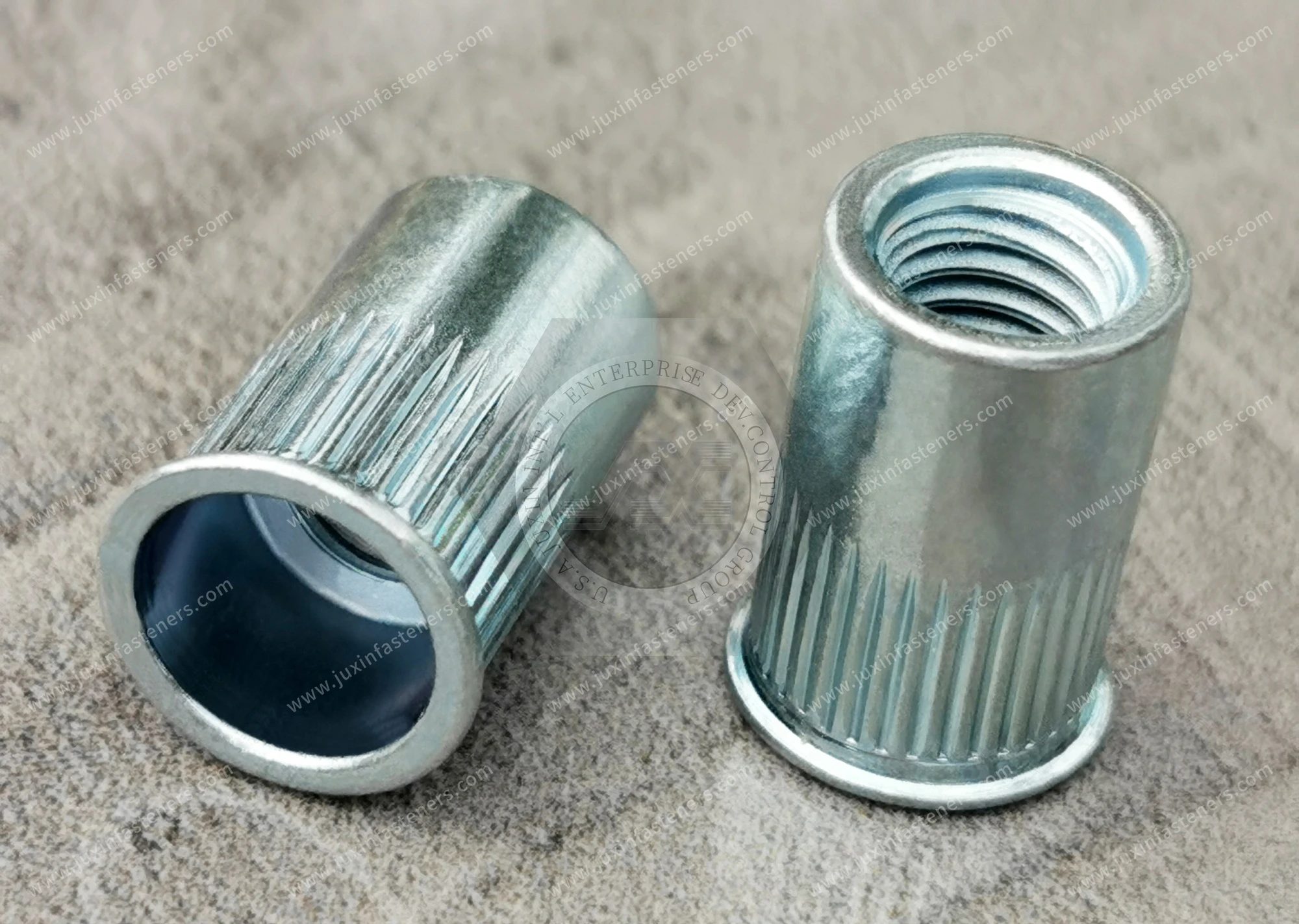Tuerca remachable de acero, cabeza reducida, extremo abierto, cuerpo redondo moleteado &mdash; zincado azul