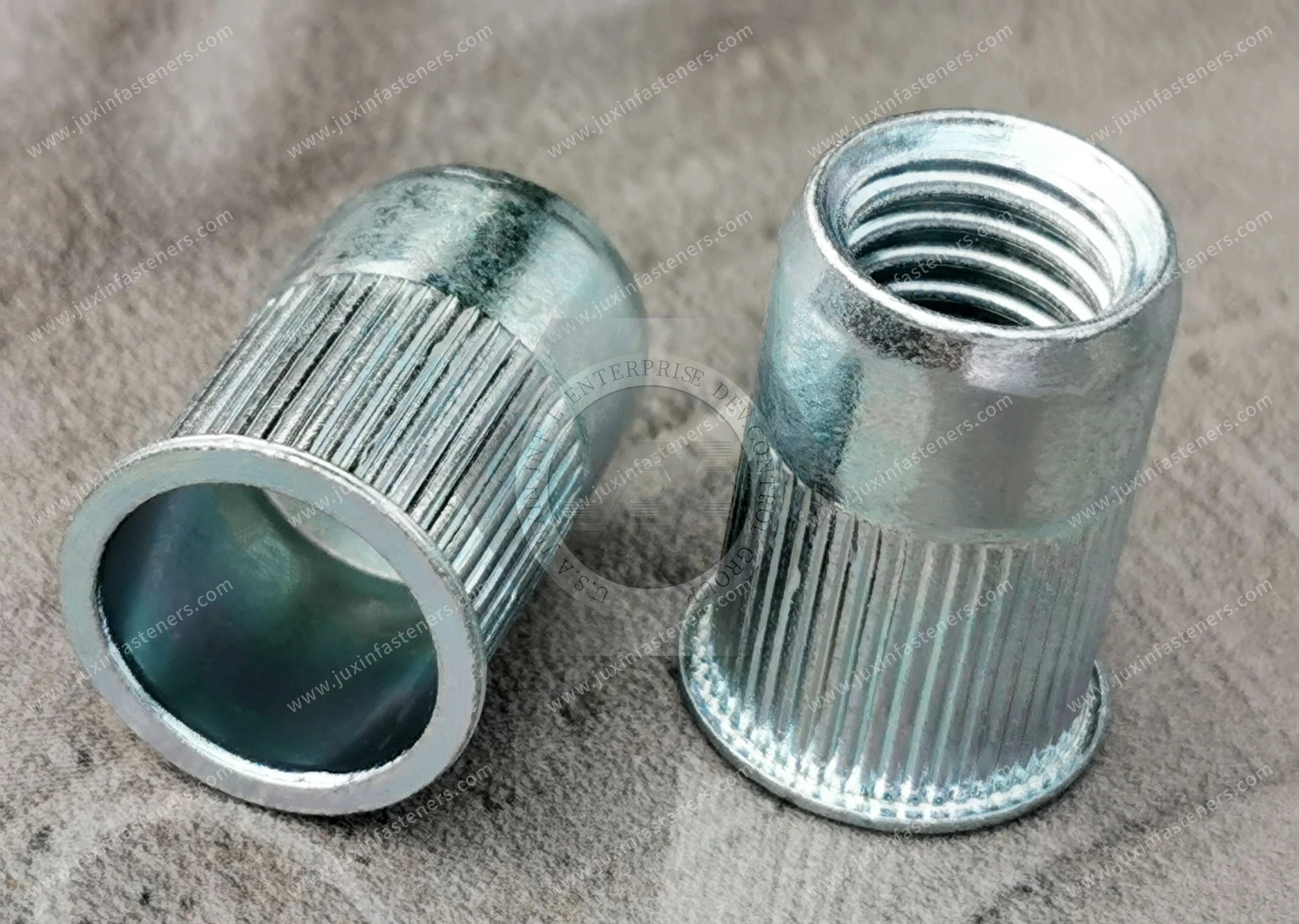Tuerca remachable de acero, cabeza reducida, extremo abierto, cuerpo redondo moleteado (rosca en pulgadas) &mdash; zincado azul-blanco