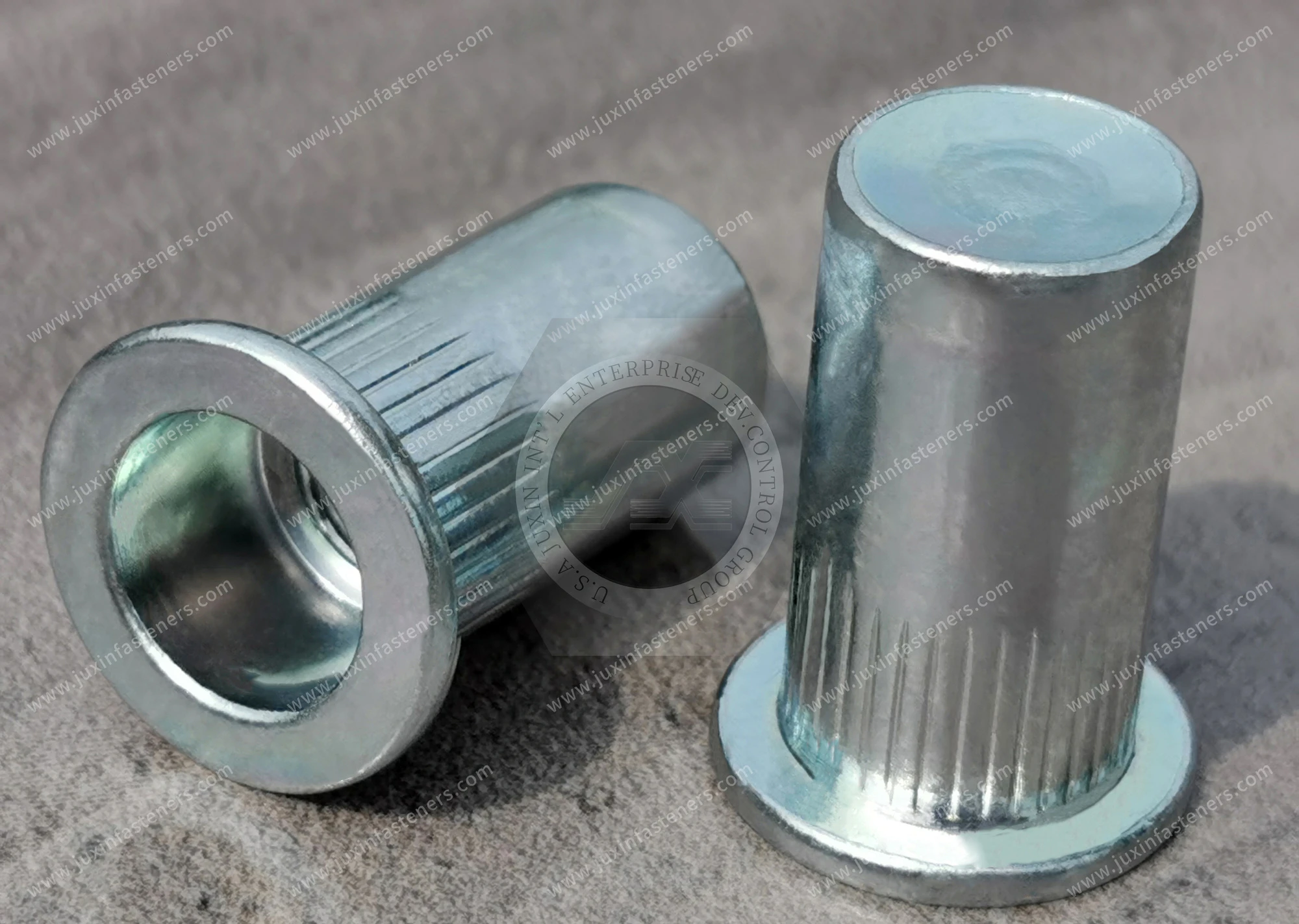 Tuerca remachable de acero, cabeza plana, extremo cerrado, cuerpo redondo moleteado &mdash; zincado azul