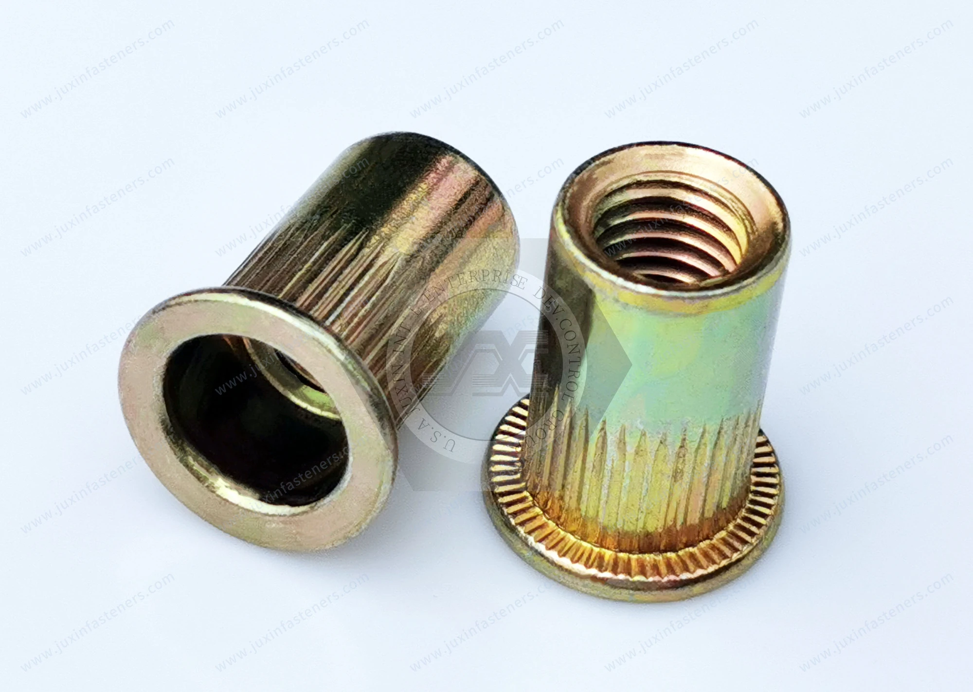 Tuerca remachable de acero, cabeza plana, extremo abierto, cuerpo redondo moleteado &mdash; zincado de color