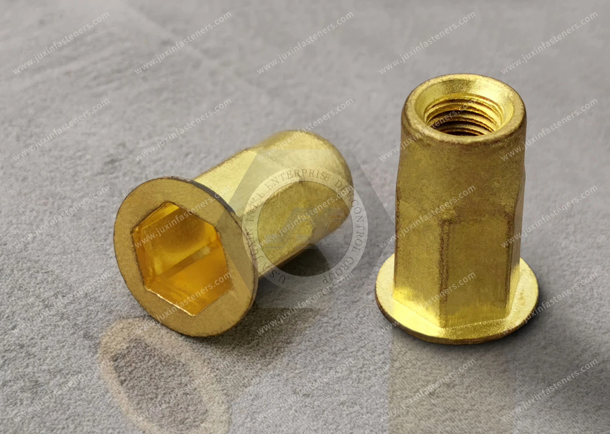 Tuerca remachable de lat&oacute;n, cabeza plana, extremo abierto, cuerpo semihexagonal (perfil interior y exterior)