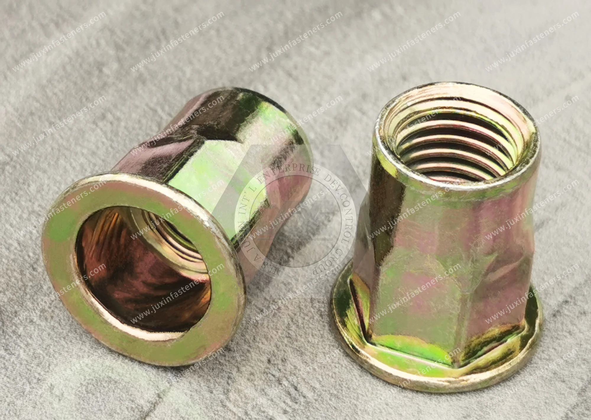 Tuerca remachable de acero, cabeza plana, extremo abierto, cuerpo parcialmente hexagonal &mdash; zincado de color