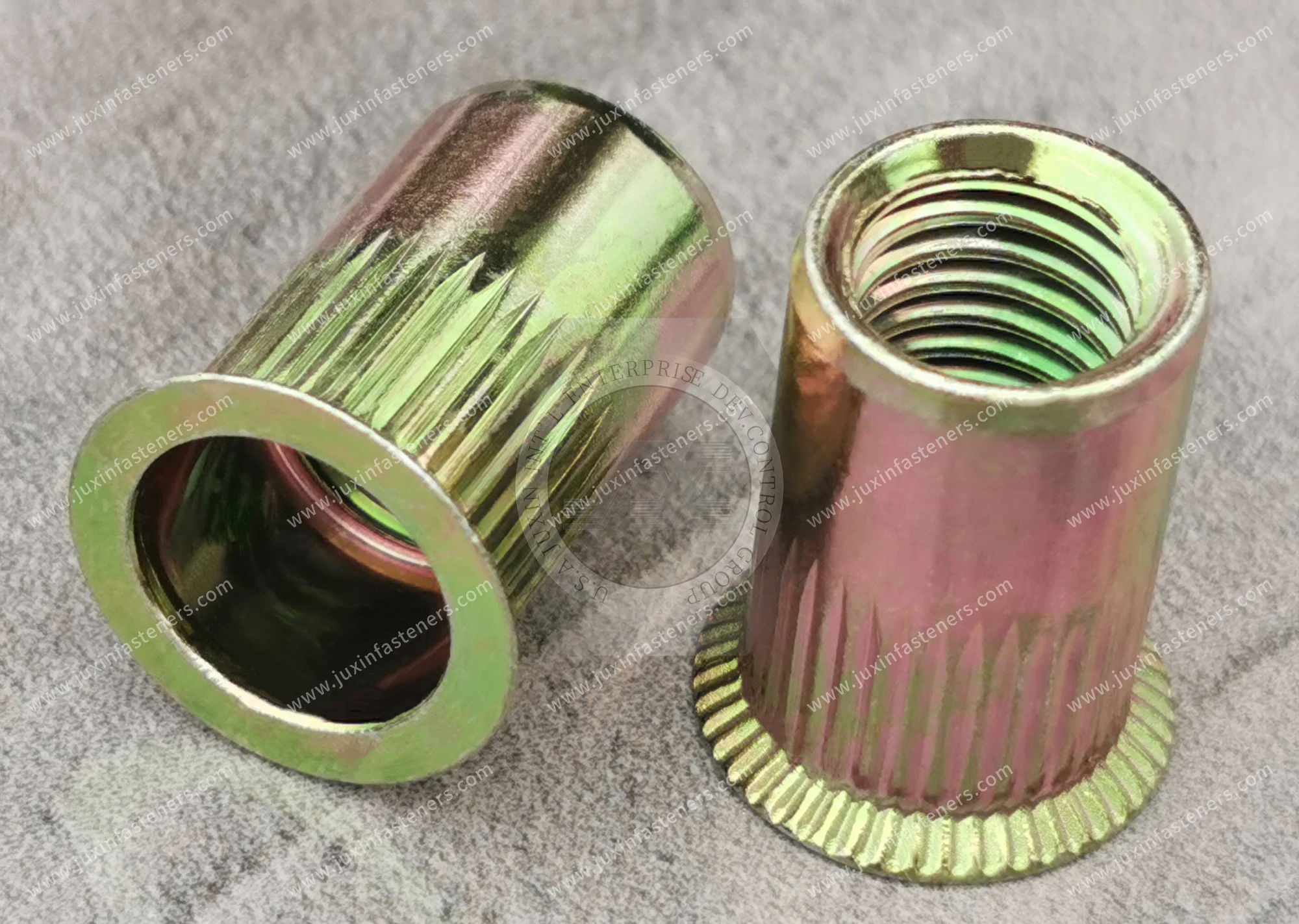 Tuerca remachable de acero, cabeza avellanada, extremo abierto, cuerpo redondo moleteado &mdash; zincado de color