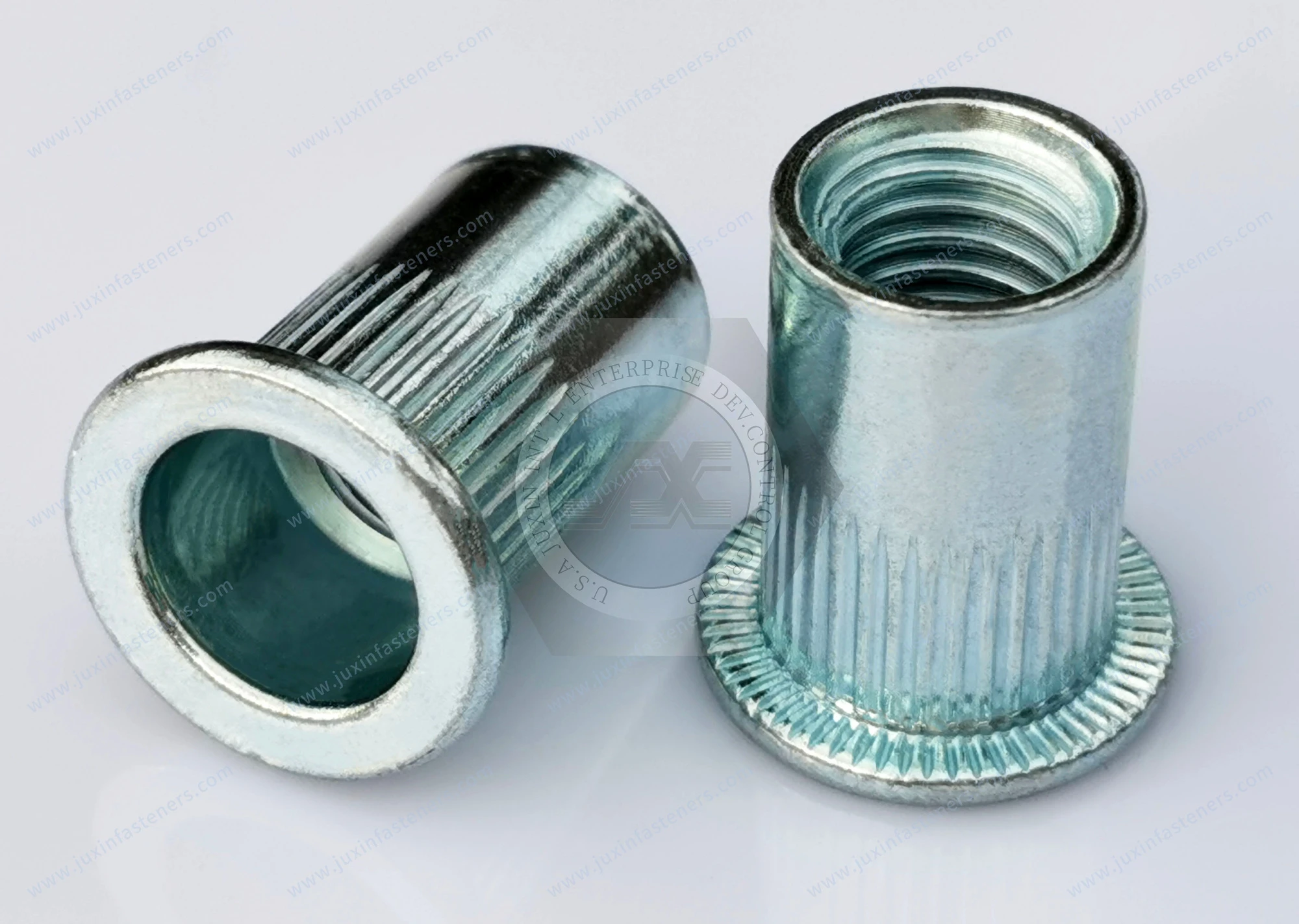 Tuerca remachable de acero, cabeza plana, extremo abierto, cuerpo redondo moleteado &mdash; zincado azul
