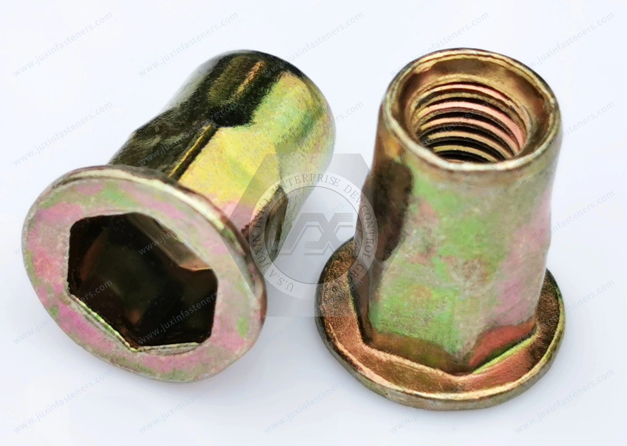 Tuerca remachable de acero, cabeza plana, extremo abierto, cuerpo semihexagonal (perfil interior y exterior) &mdash; zincado de color