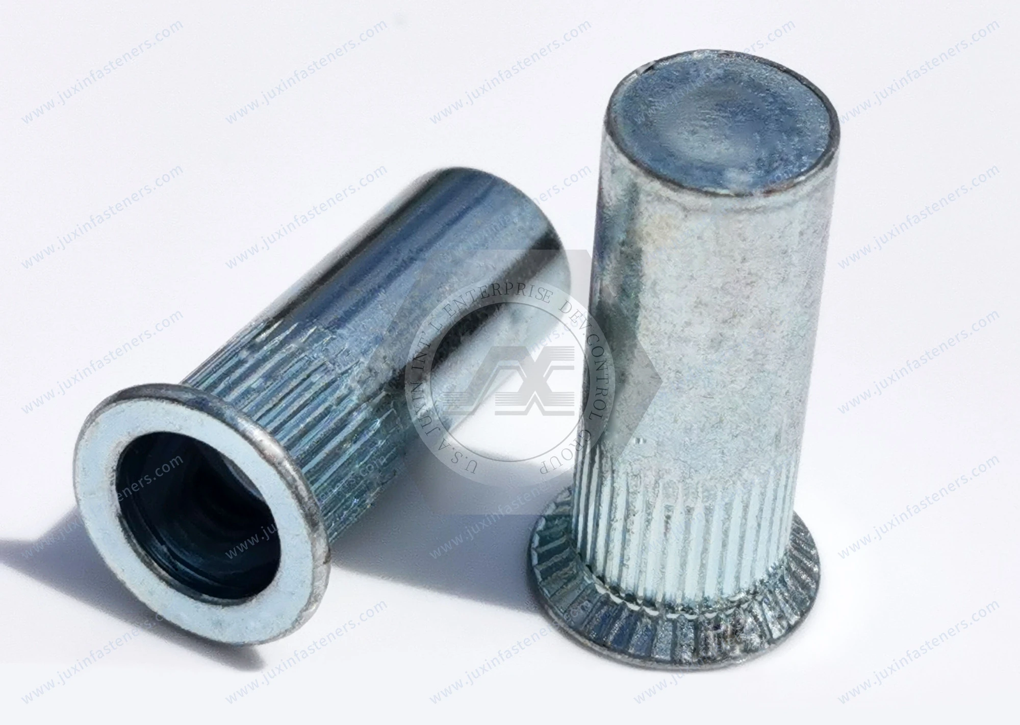 Tuerca remachable de acero, cabeza avellanada, extremo cerrado, cuerpo redondo moleteado &mdash; zincado azul