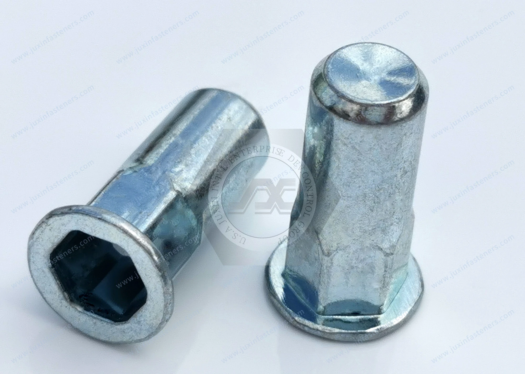 Tuerca remachable de acero, cabeza plana, extremo cerrado, cuerpo parcialmente hexagonal &mdash; zincado azul