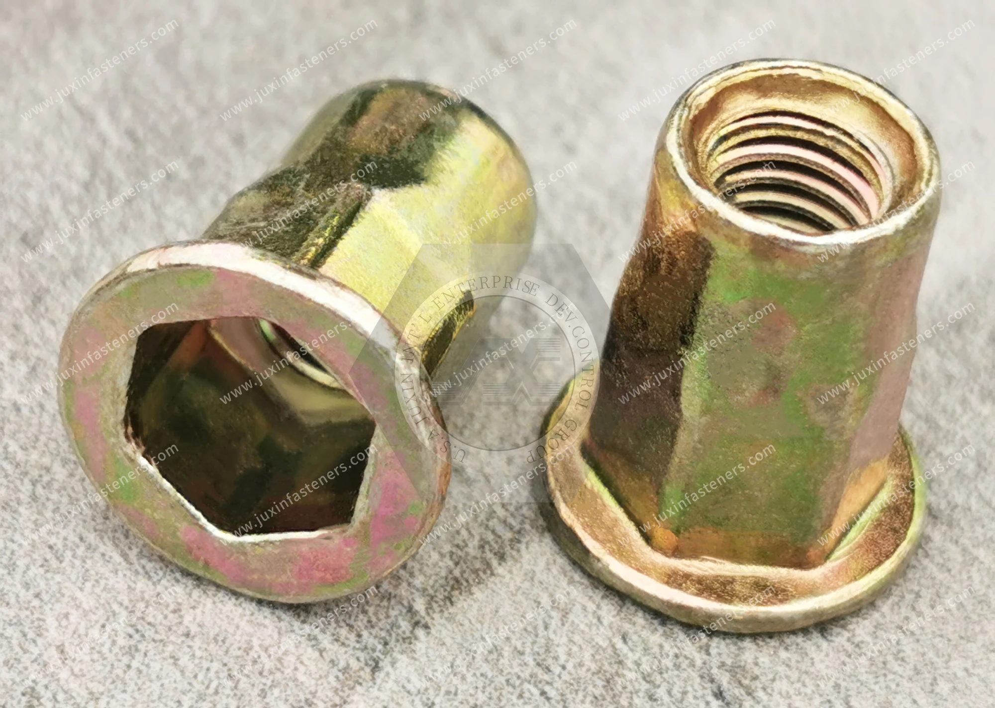 Tuerca remachable de acero, cabeza plana, extremo abierto, cuerpo semihexagonal (perfil interior y exterior) (rosca en pulgadas) &mdash; zincado de color