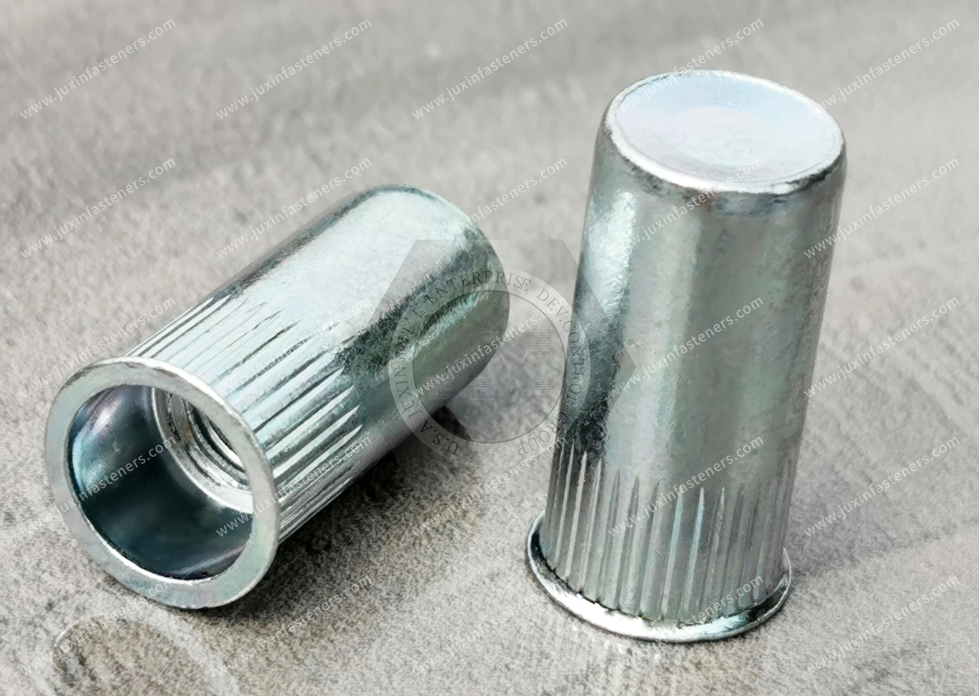 Tuerca remachable de acero, cabeza reducida, extremo cerrado, cuerpo redondo moleteado &mdash; zincado azul