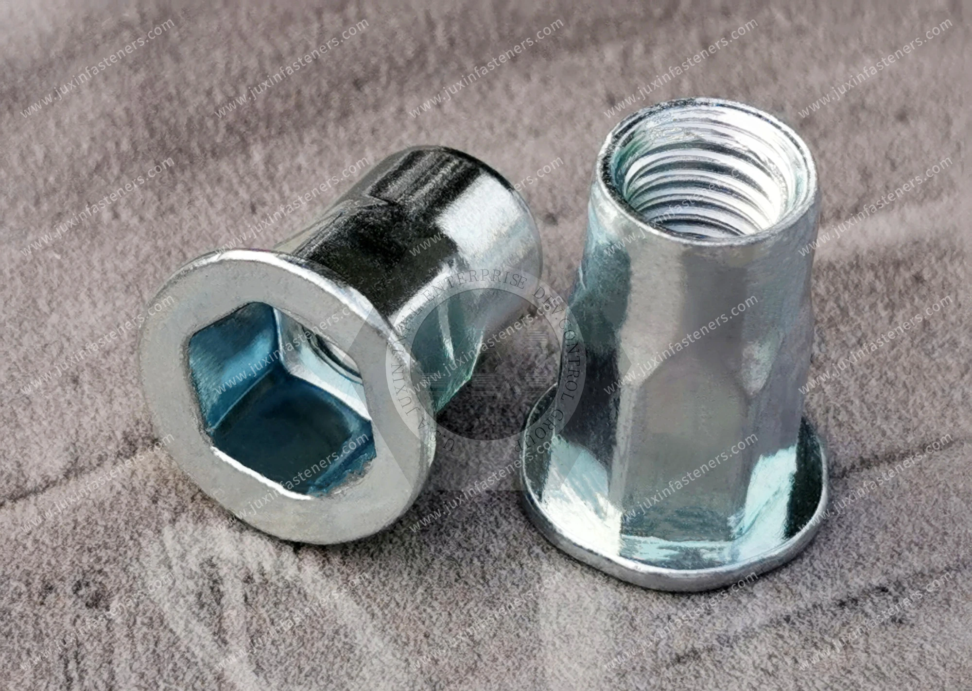 Tuerca remachable de acero, cabeza plana, extremo abierto, cuerpo semihexagonal (perfil interior y exterior) &mdash; zincado azul