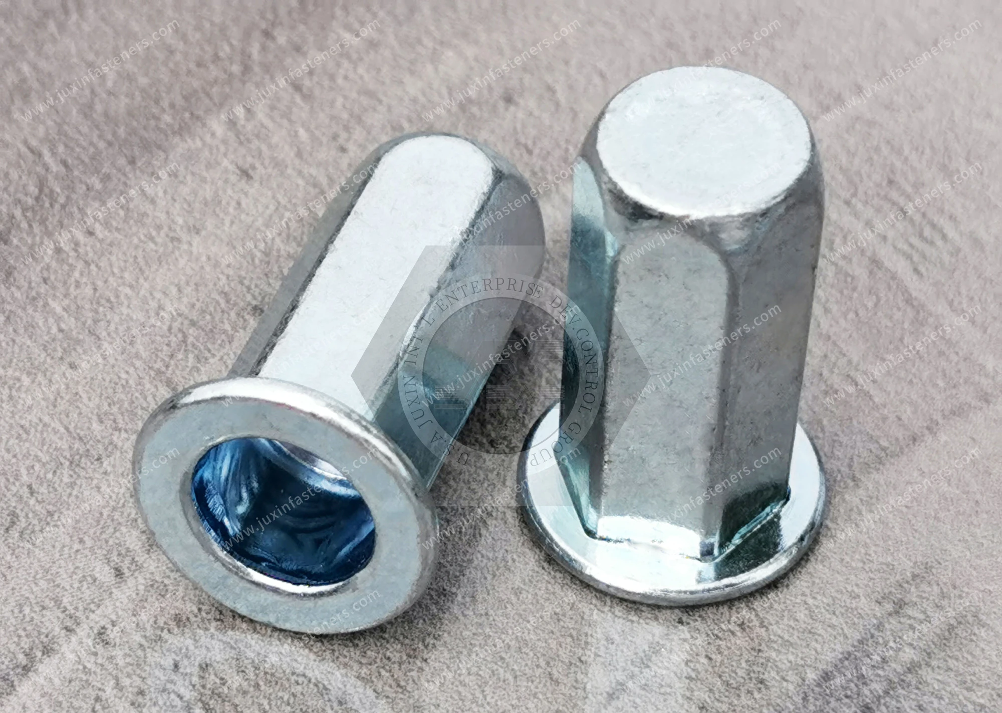 Tuerca remachable de acero, cabeza plana, extremo cerrado, cuerpo hexagonal completo &mdash; zincado azul