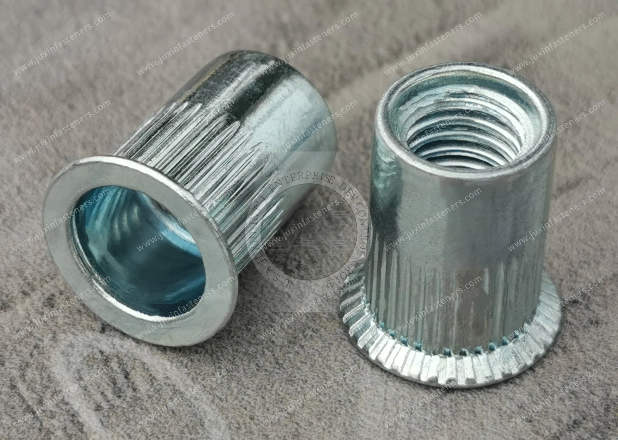 Tuerca remachable de acero, cabeza avellanada, extremo abierto, cuerpo redondo moleteado &mdash; zincado azul