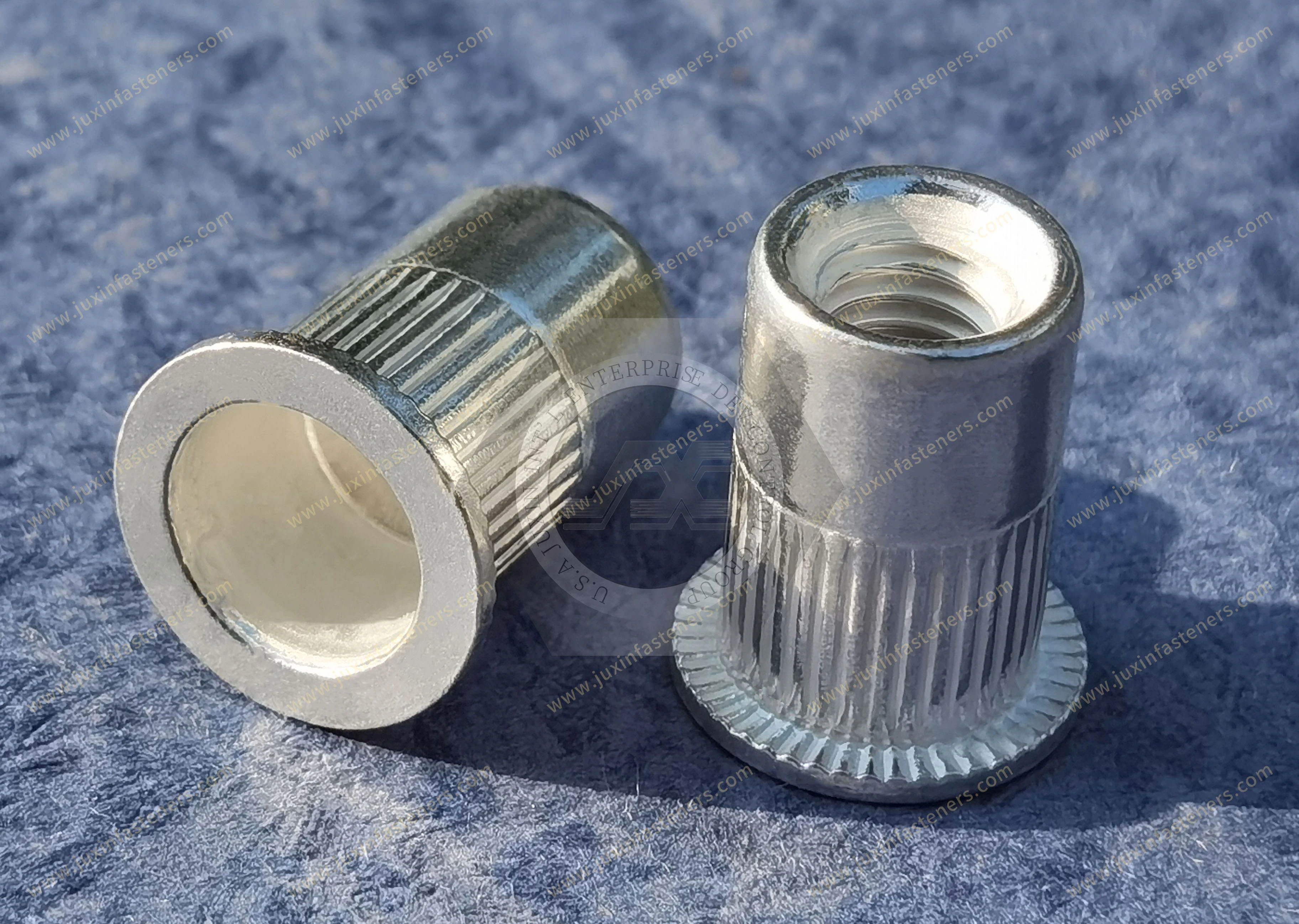 Tuerca remachable ciega de aluminio, cabeza plana, abierta, cuerpo redondo moleteado