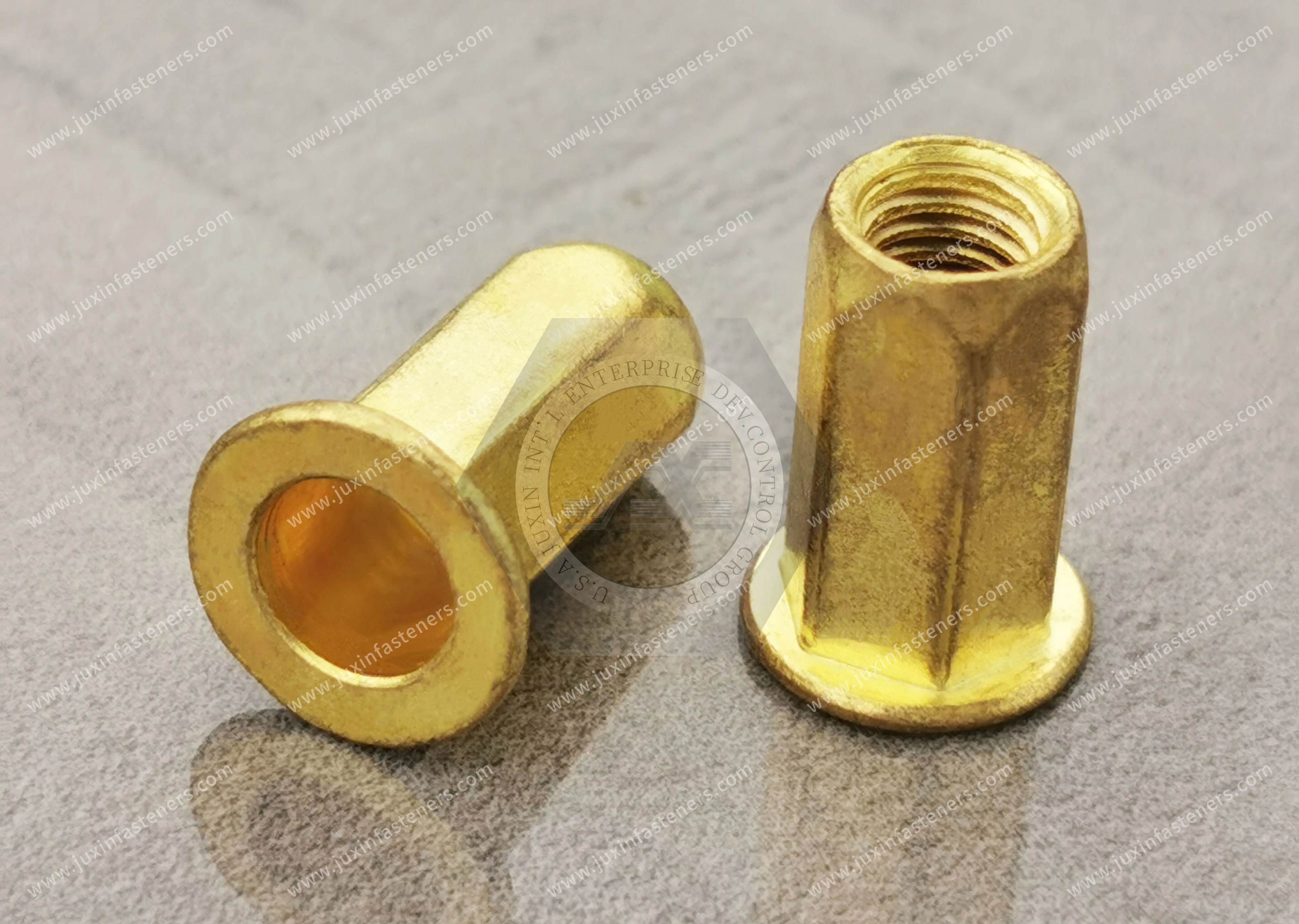 Tuerca remachable ciega de lat&oacute;n, cabeza plana, abierta, cuerpo hexagonal completo