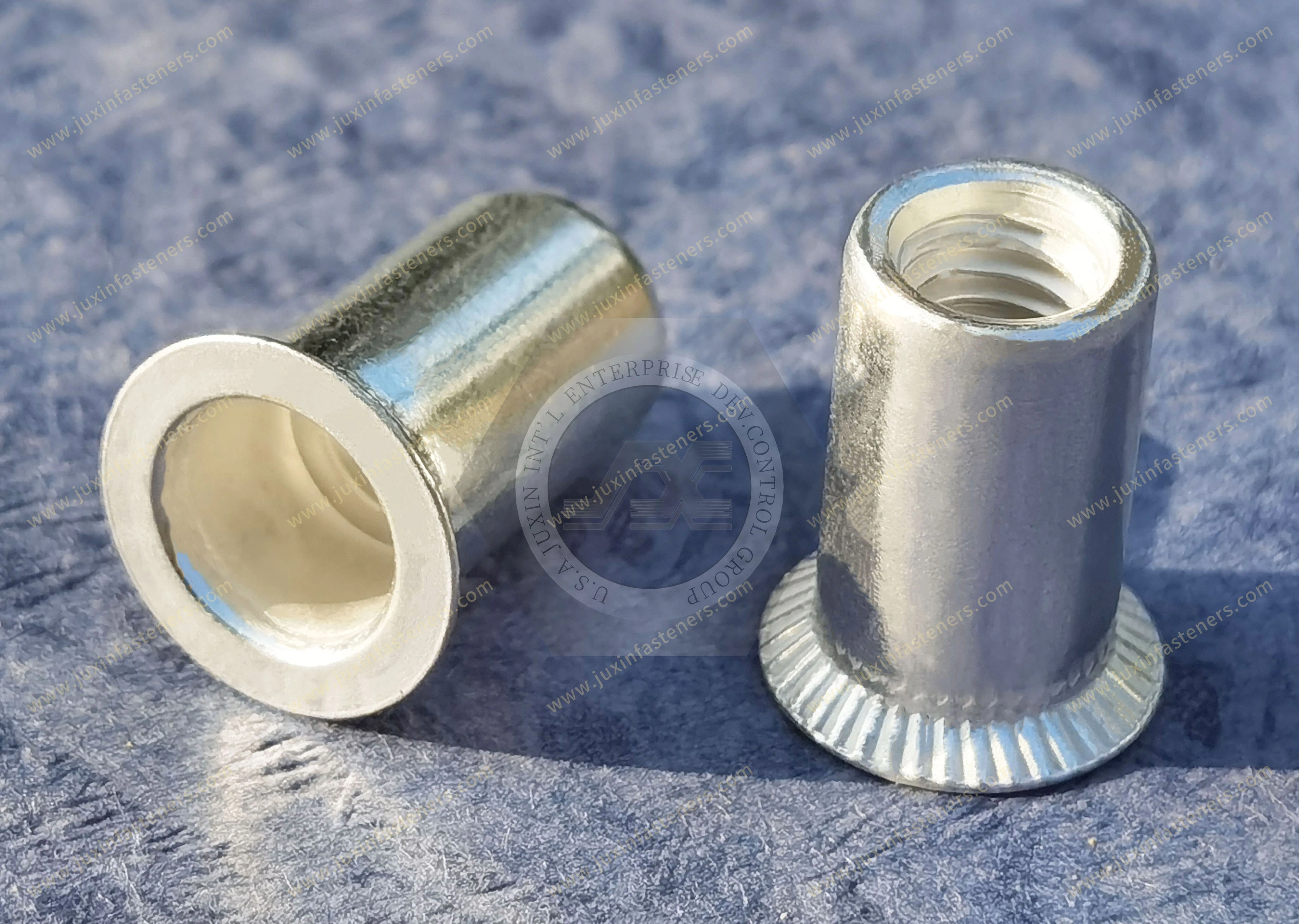 Tuerca remachable ciega de aluminio, cabeza avellanada, abierta, cuerpo redondo liso
