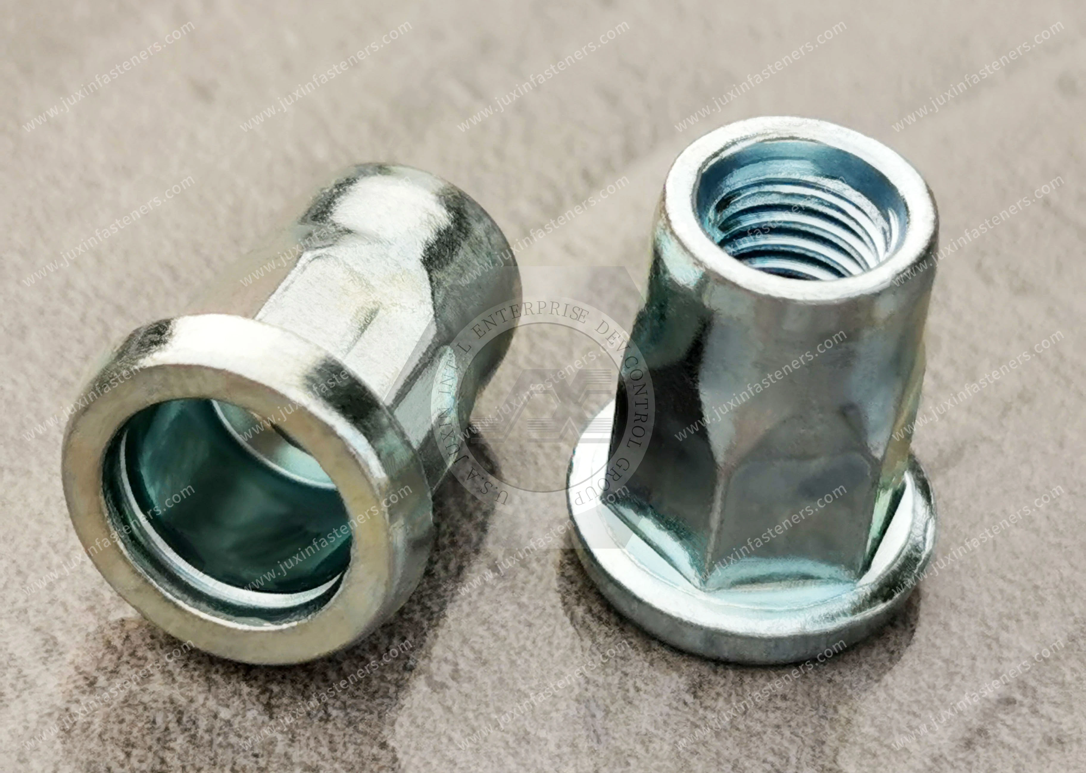 Tuerca remachable ciega, de acero, cabeza plana elevada, cuerpo parcialmente hexagonal, extremo abierto