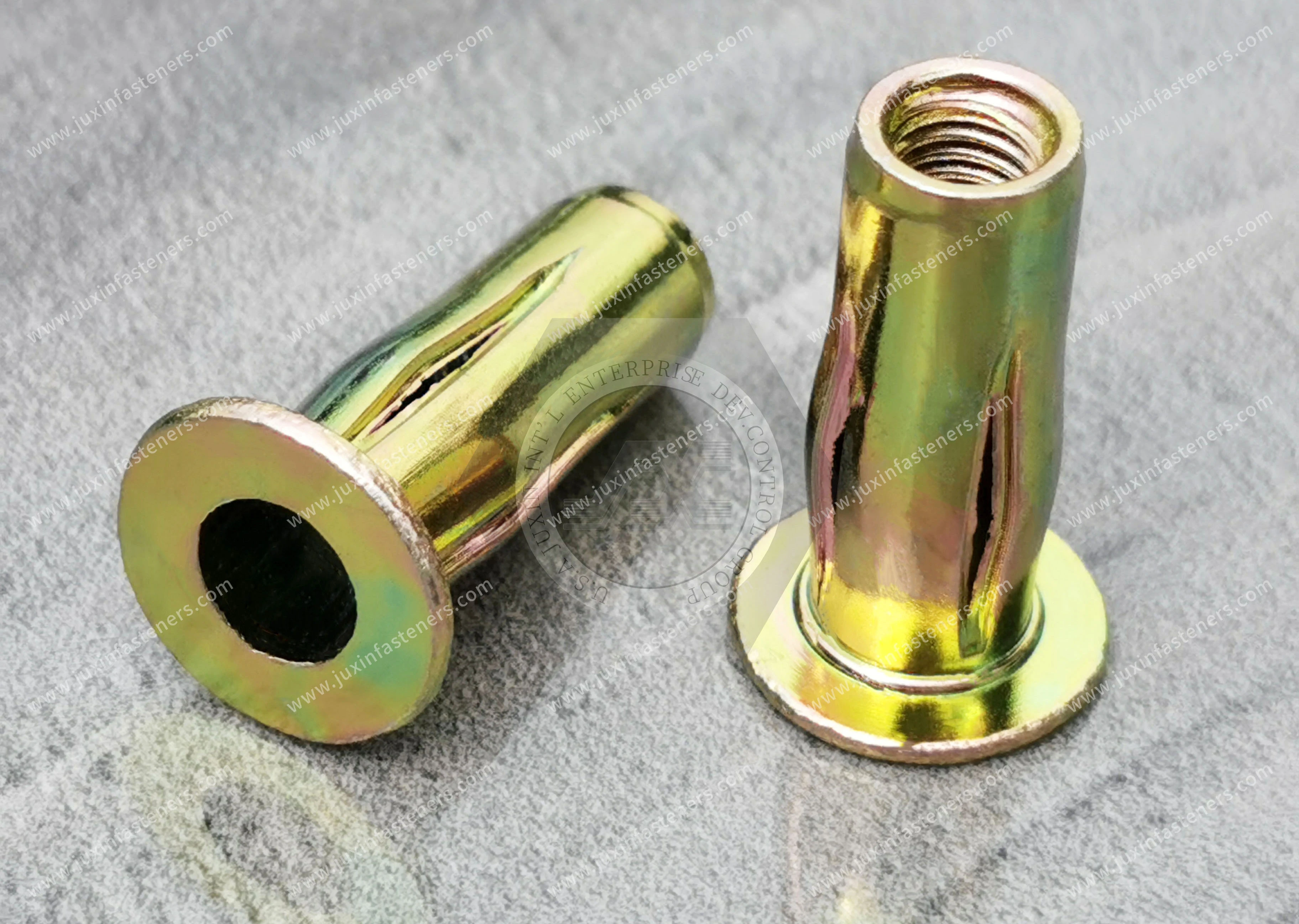 Tuerca remachable ciega, de acero, cabeza plana, cuerpo ranurado, extremo abierto, cincado, para pl&aacute;sticos y materiales compuestos