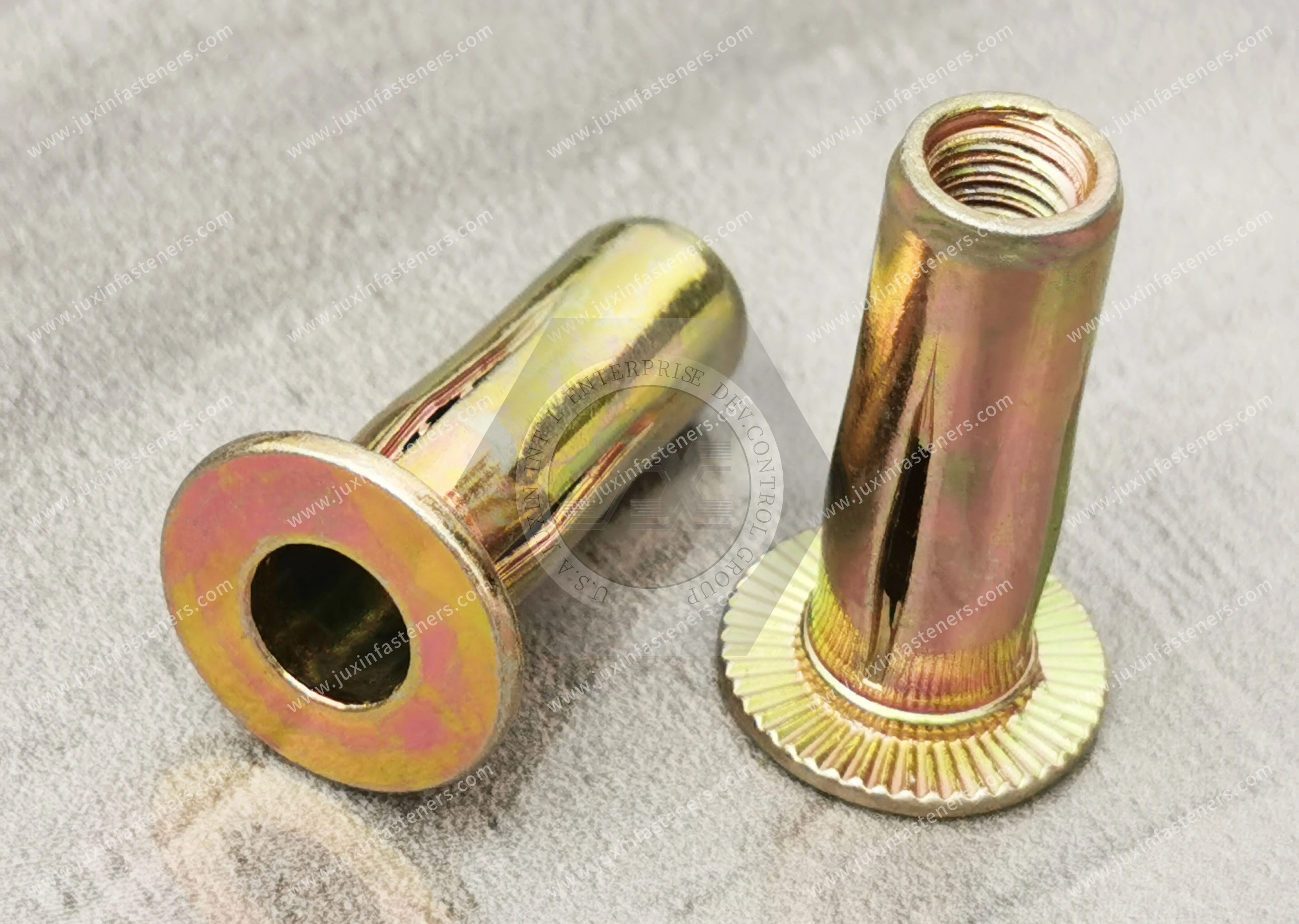 Tuerca remachable ciega, de acero, cabeza plana, cuerpo ranurado, extremo abierto, cincado amarillo, para pl&aacute;sticos y materiales compuestos