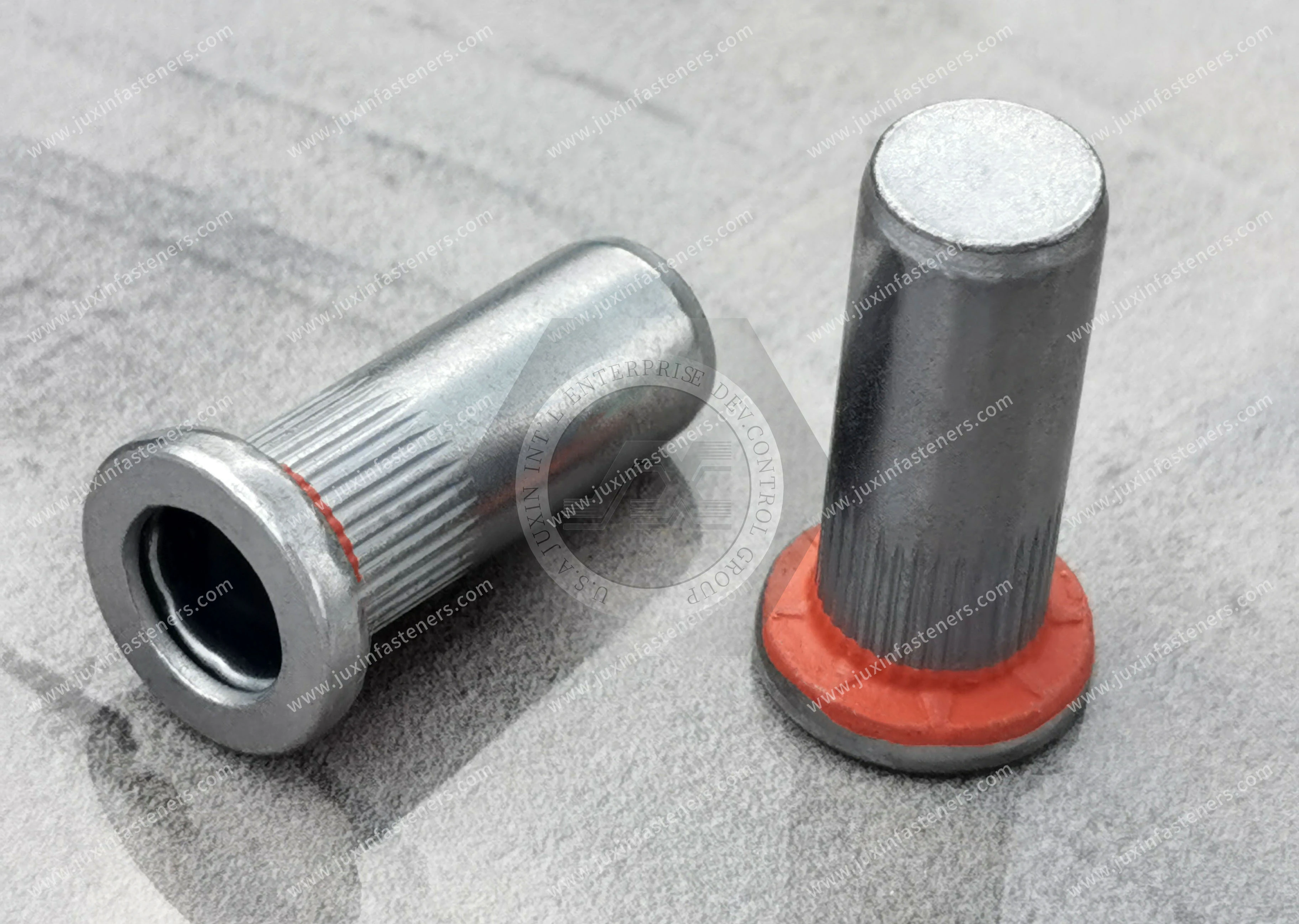 Tuerca remachable ciega, de acero, cabeza plana elevada, cuerpo moleteado, extremo cerrado, recubrimiento de zinc-n&iacute;quel