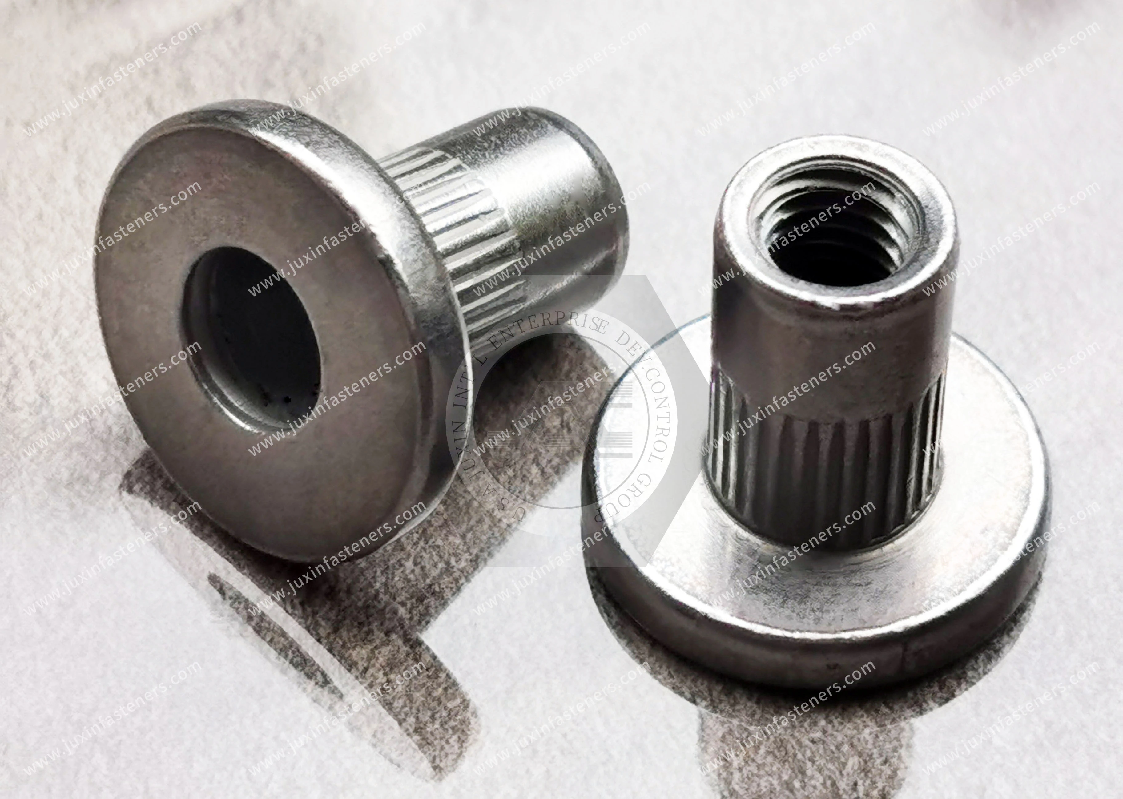 Tuerca remachable ciega, de acero, cabeza plana, cuerpo moleteado, extremo abierto, recubrimiento de zinc-n&iacute;quel
