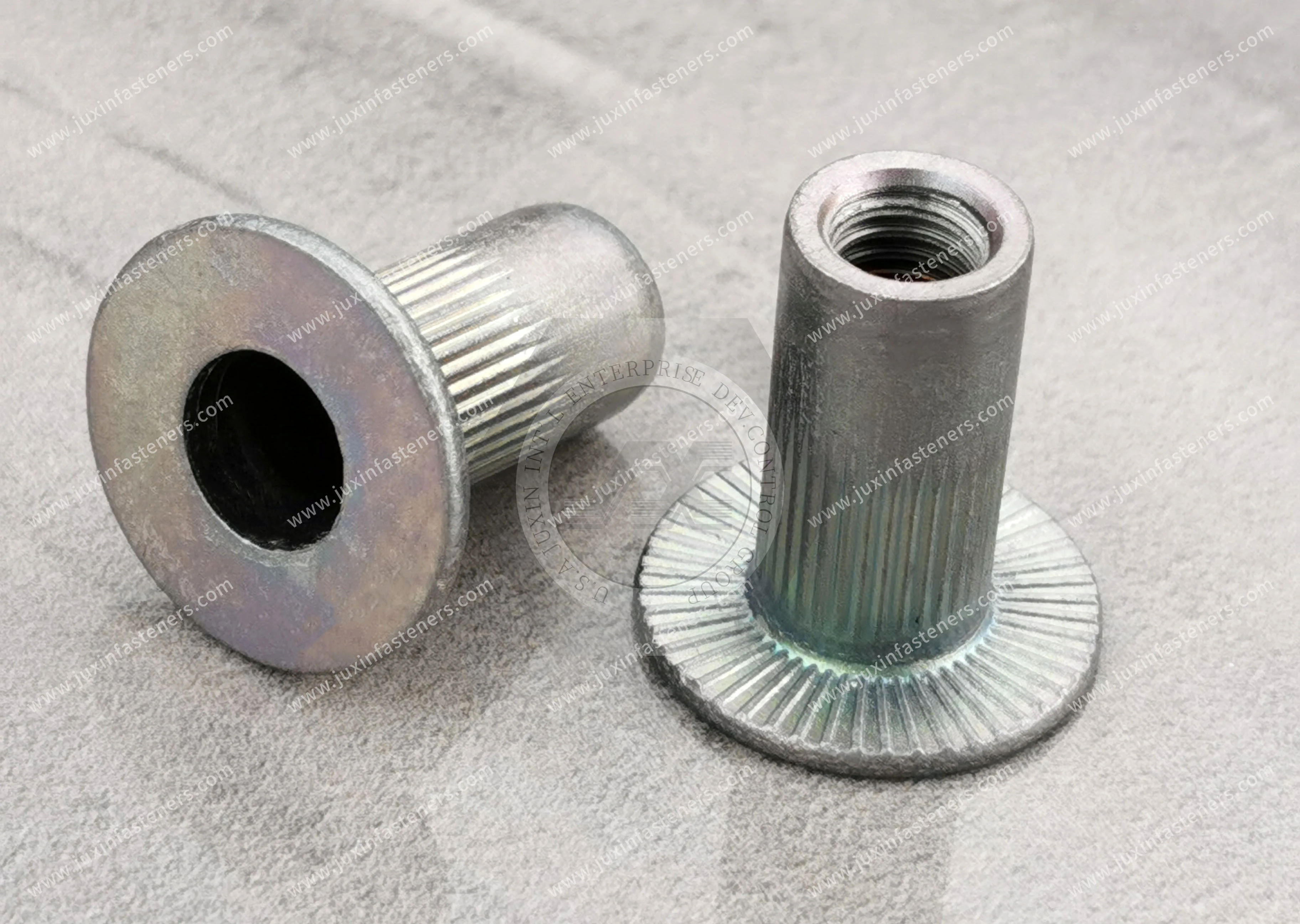 Tuerca remachable ciega, de acero, cabeza plana, cuerpo moleteado, extremo abierto, recubrimiento de zinc-n&iacute;quel